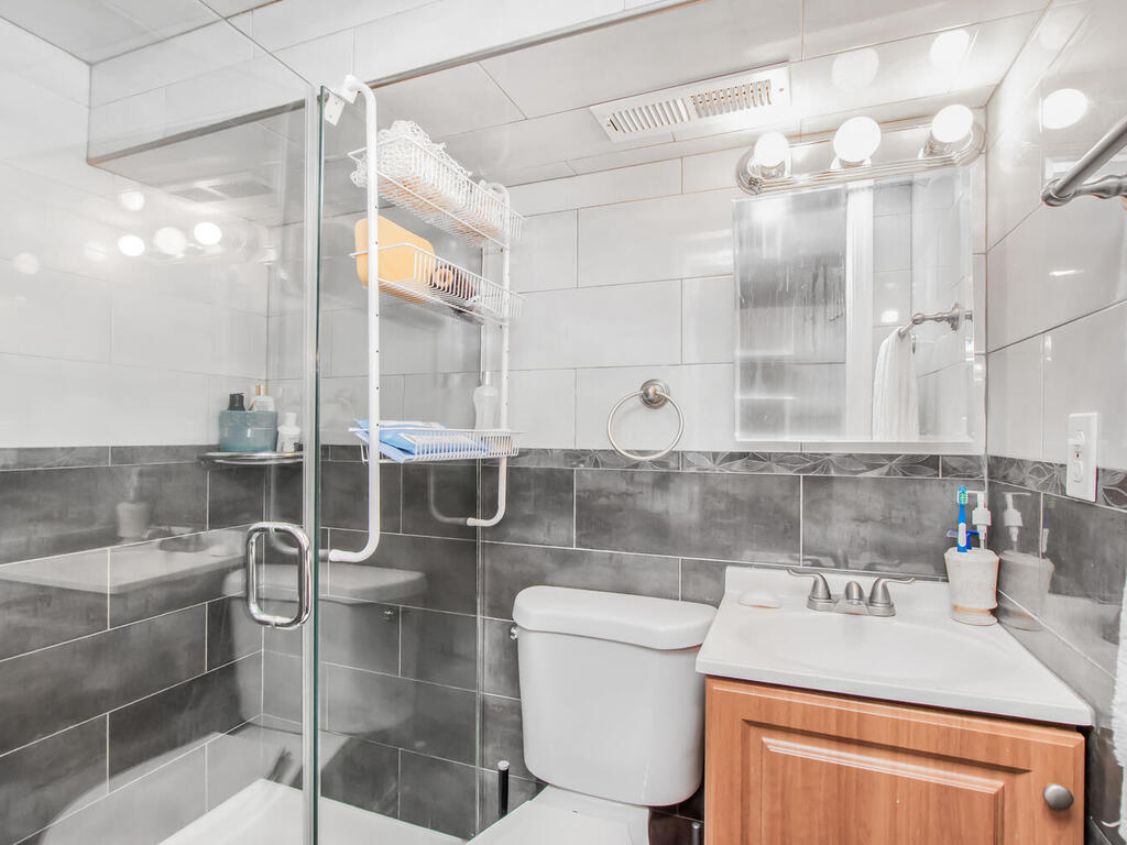 Yonkers, New York, 10704, United States, 4 Bedrooms Bedrooms, ,4 BathroomsBathrooms,Residential,For Sale,1977850