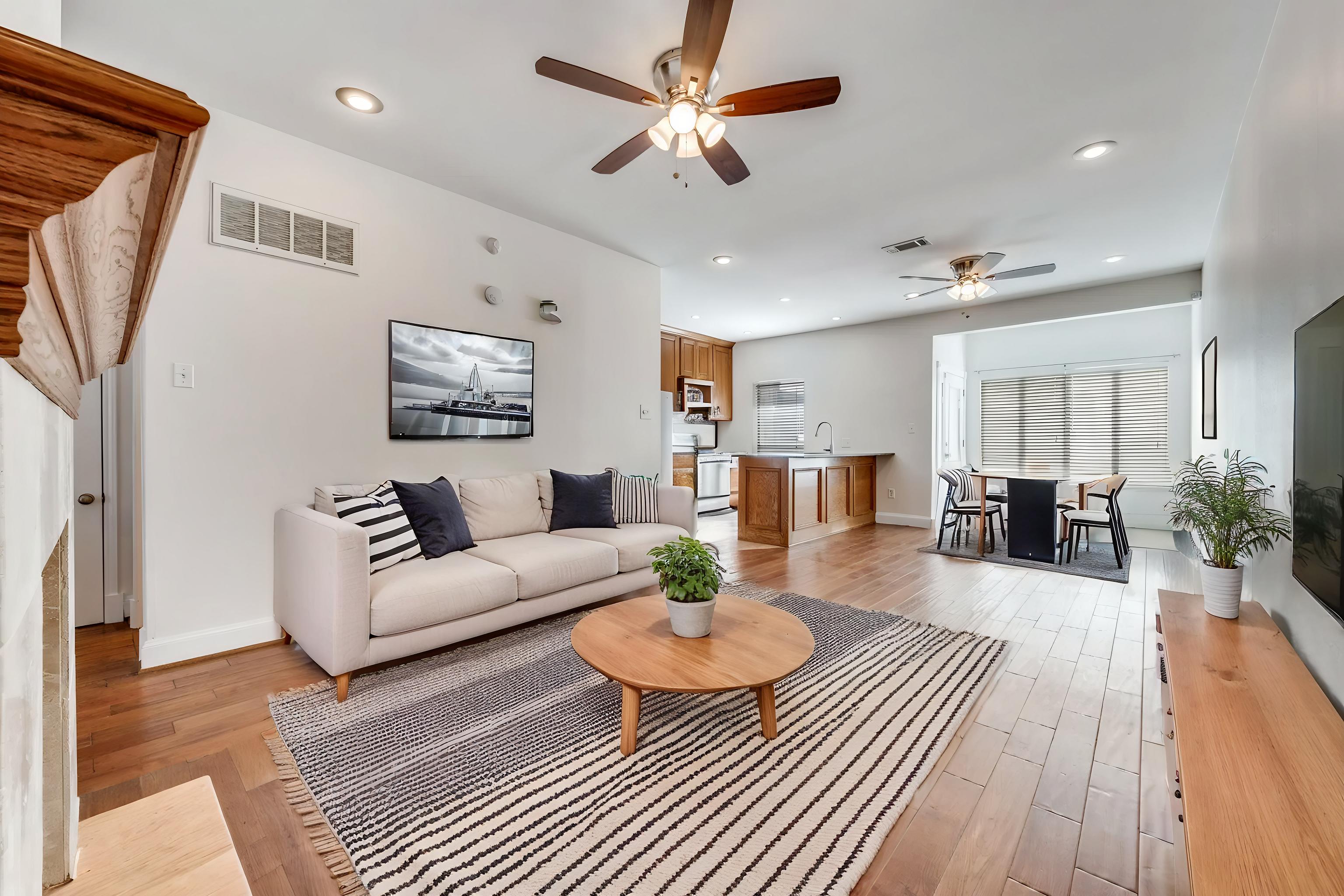  Move-In Ready Townhome: Prime Location, and Private Outdoor Space - 物件實景