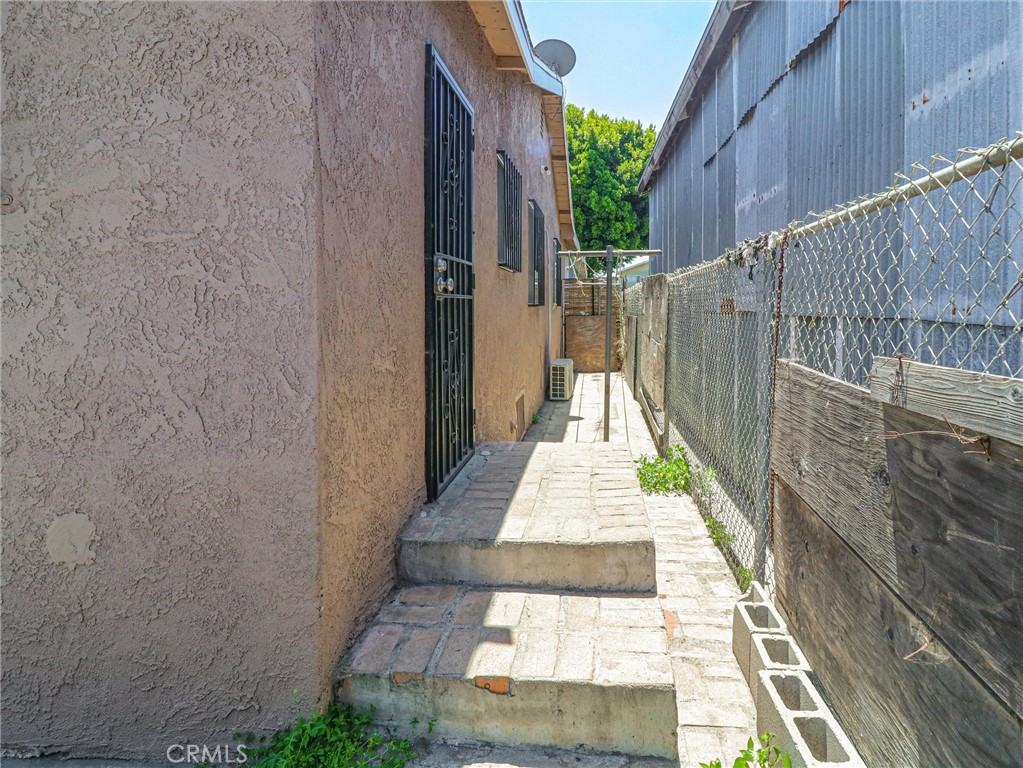 Los Angeles, California, 90003, United States, 5 Bedrooms Bedrooms, ,3 BathroomsBathrooms,Residential,For Sale,1935114