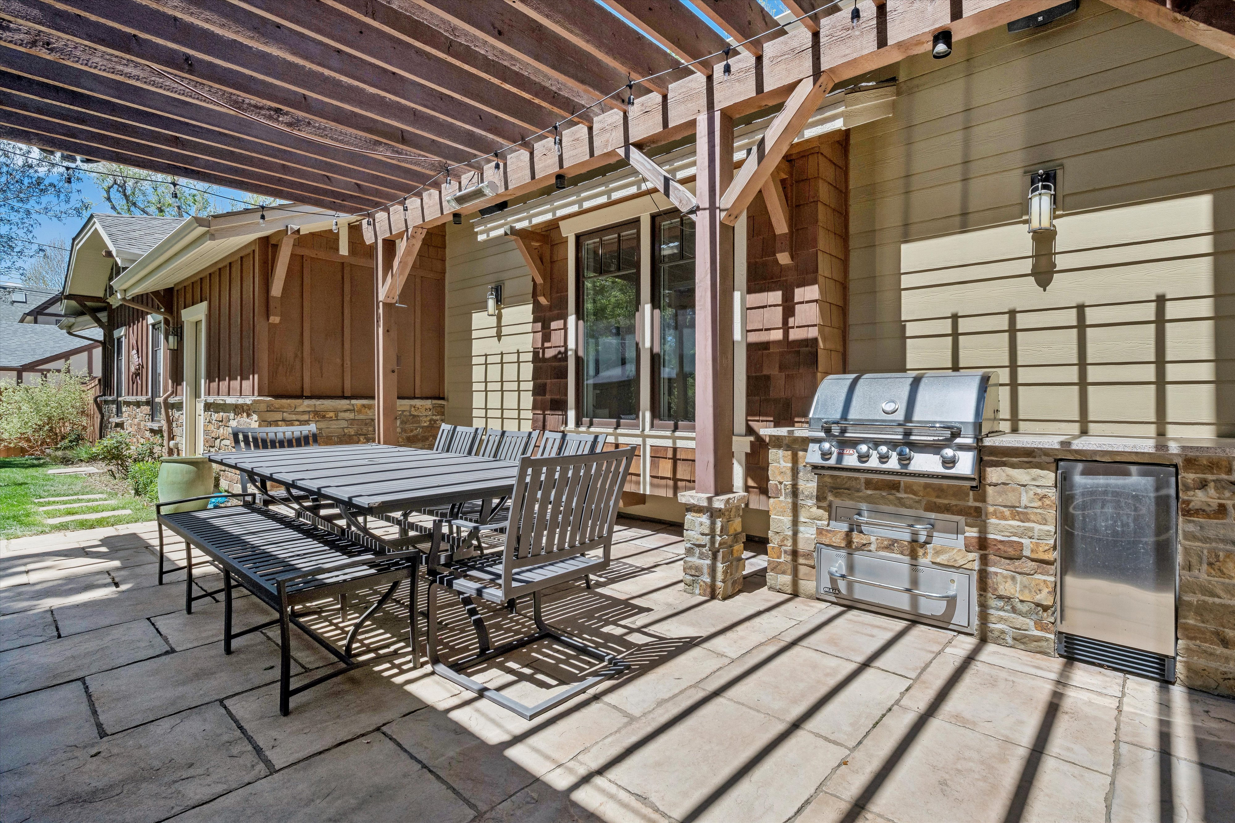  Exceptional residence offers refined living on a quiet, non cut-through street - 物件實景