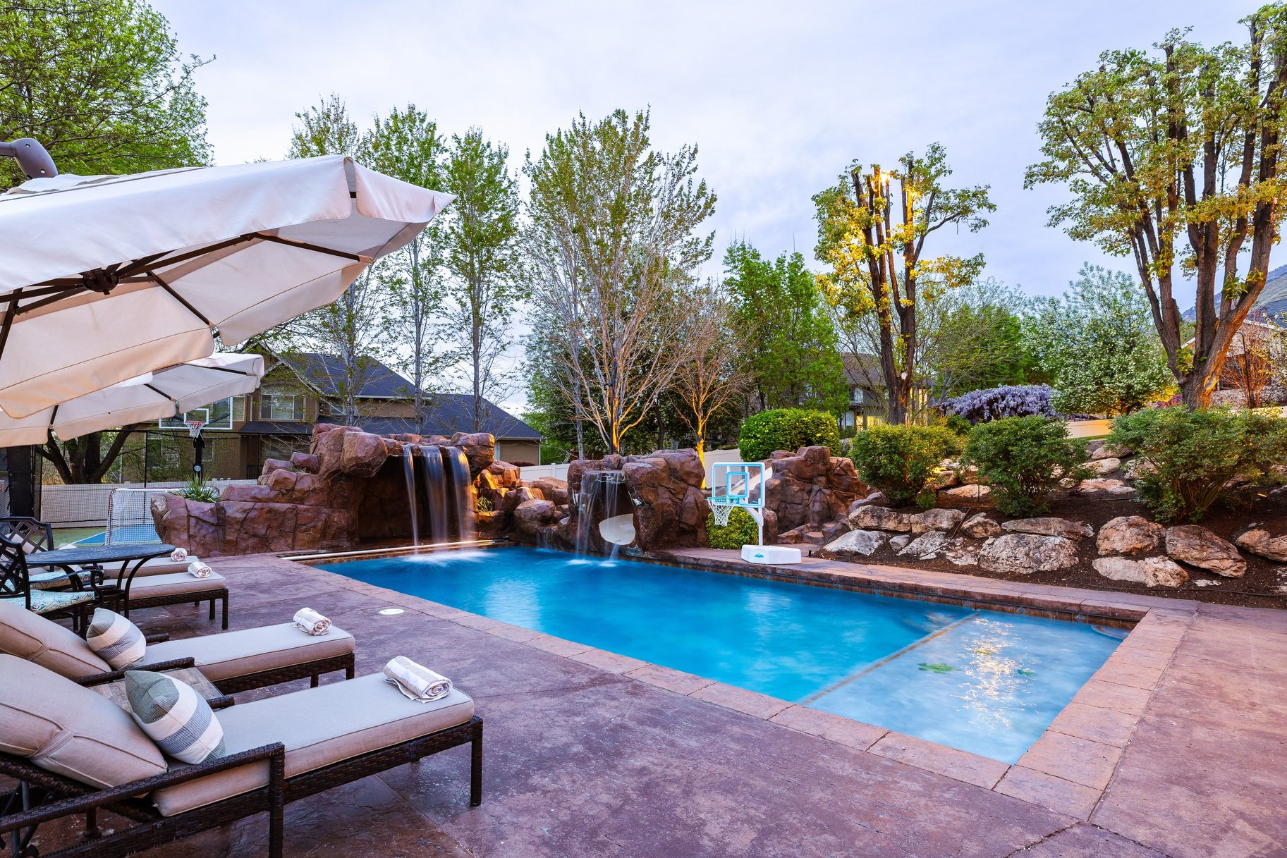  Custom 2-Story Parade Home with Dolphin Bolderscape Grotto Pool & 6 Car Garage - 物件實景