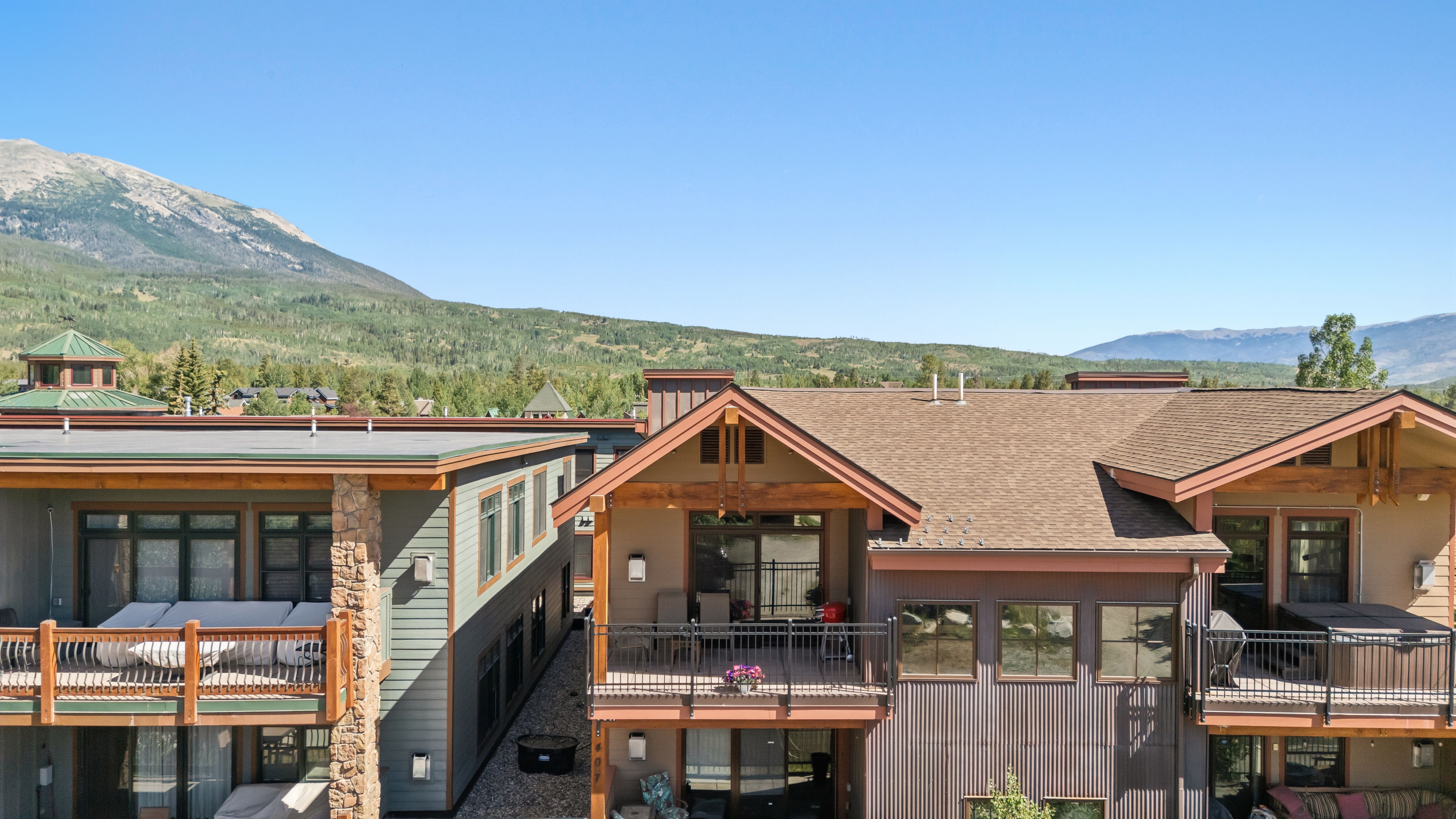  Light-Filled Corner Residence With Views of Mount Royal and Peak One - 物件實景