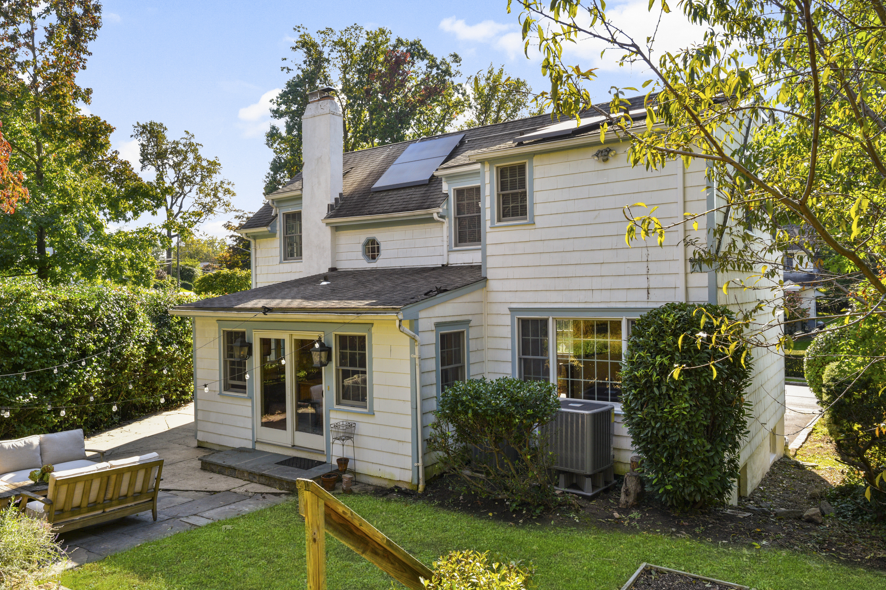  Sun-Filled Larchmont Woods Colonial - 物件實景