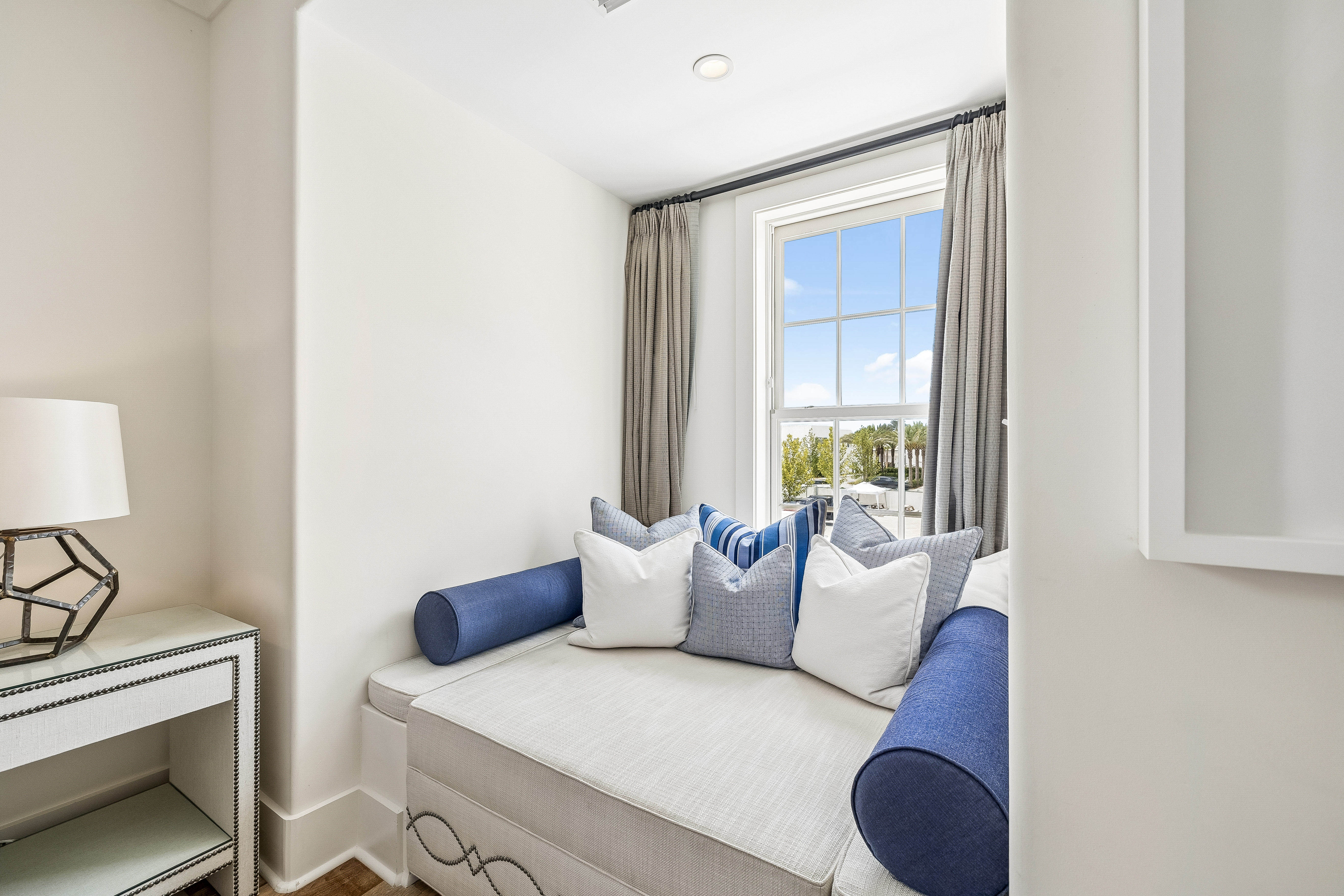  Courtyard Retreat with Dual Primary Suites in Coastal Community - 物件實景