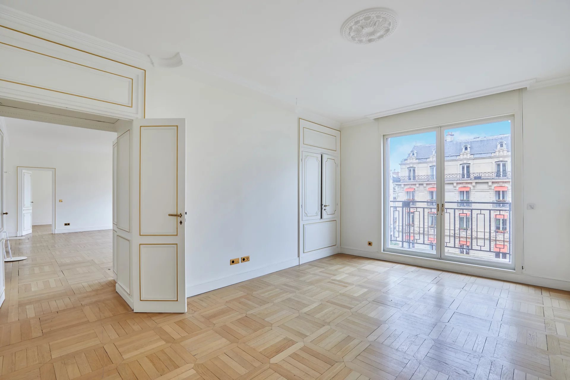 Paris 8th, Île-de-France, 75008, FR, 4 Bedrooms Bedrooms, ,6 BathroomsBathrooms,Residential,For Sale,1560654