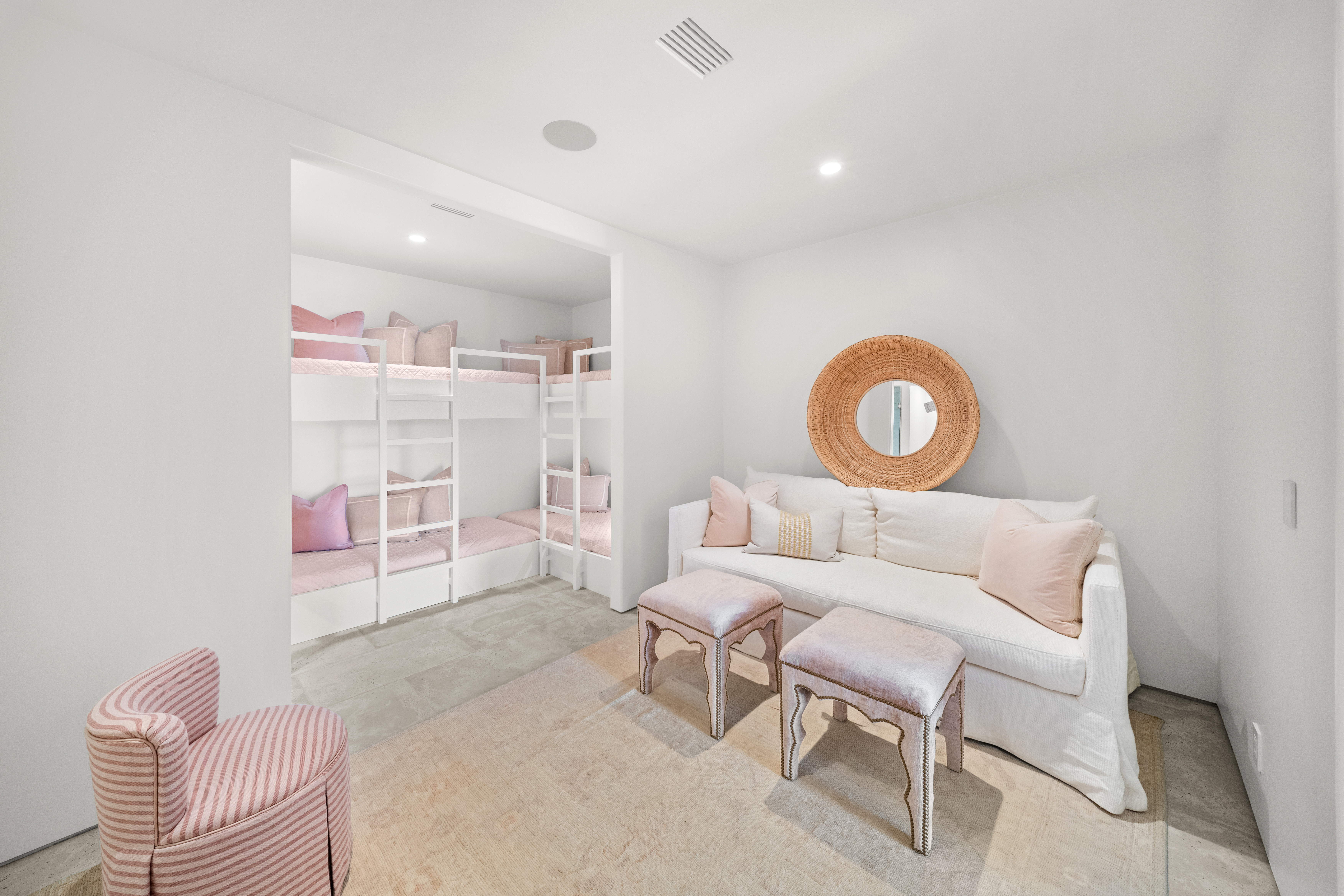  Architectural Gem With Pool And Carriage House - 物件實景