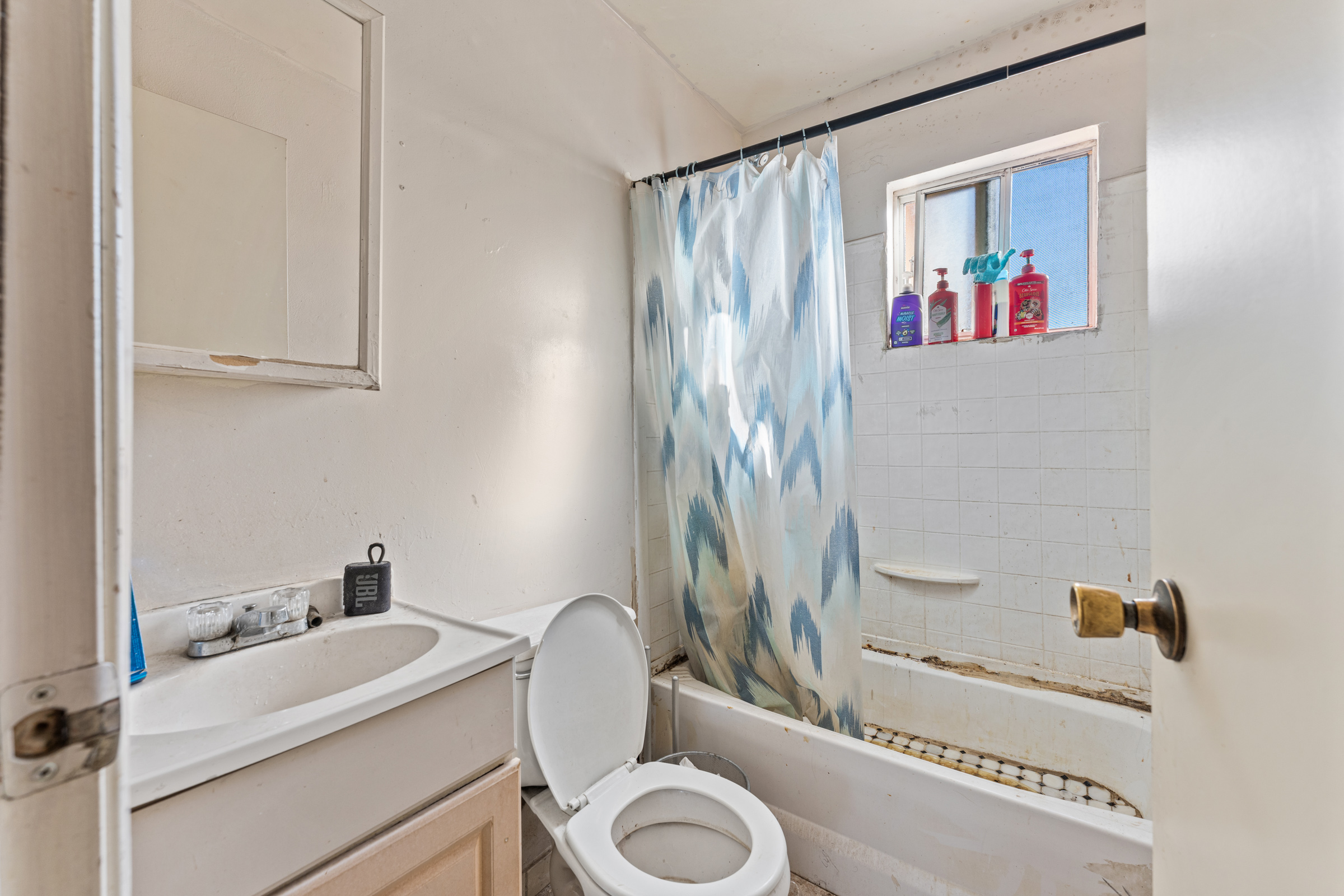 Fontana, California, 92336, United States, 7 Bedrooms Bedrooms, ,4 BathroomsBathrooms,Residential,For Sale,1988528