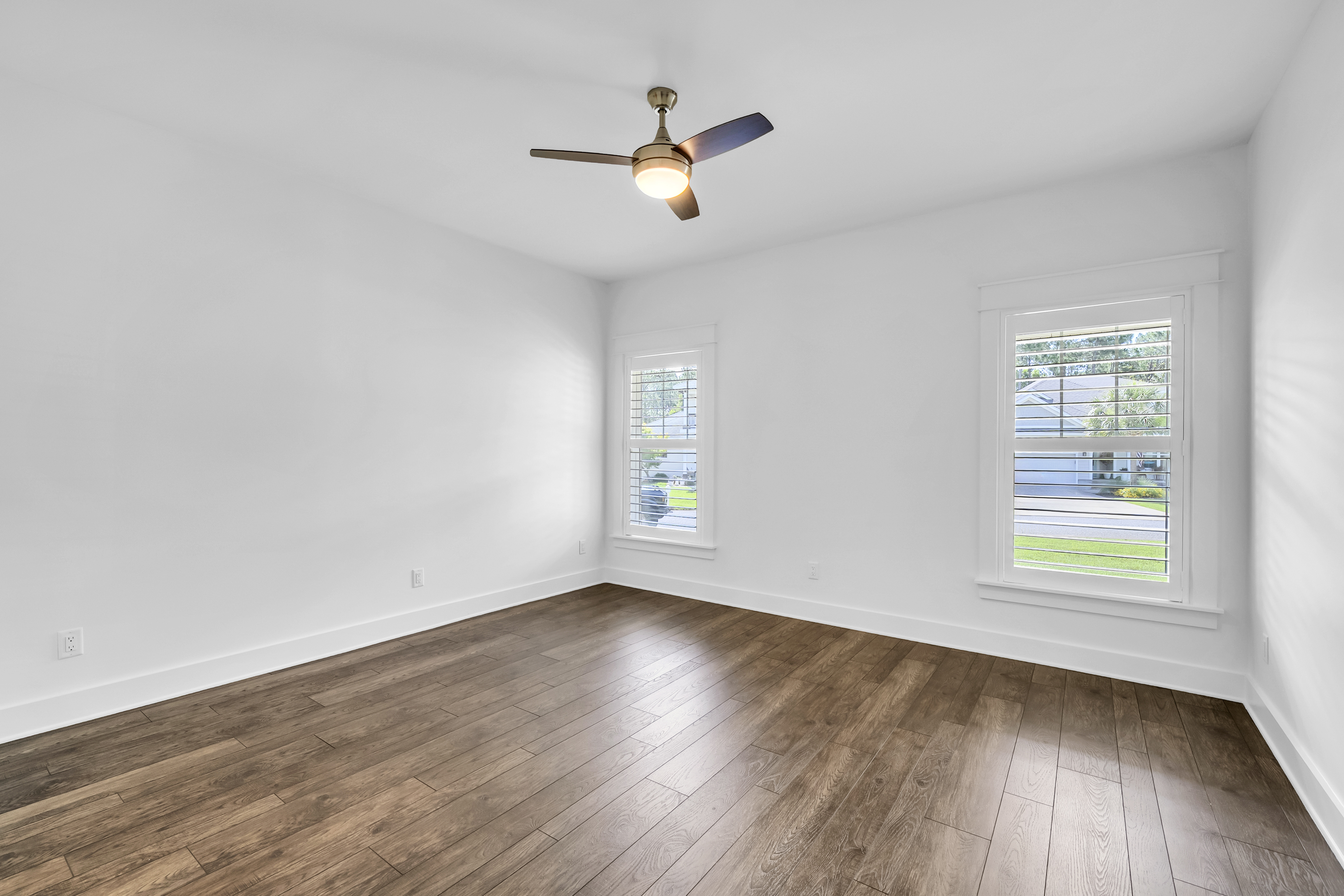  Move-In Ready Brick Home with Spacious Fenced Backyard Near the Bay - 物件實景