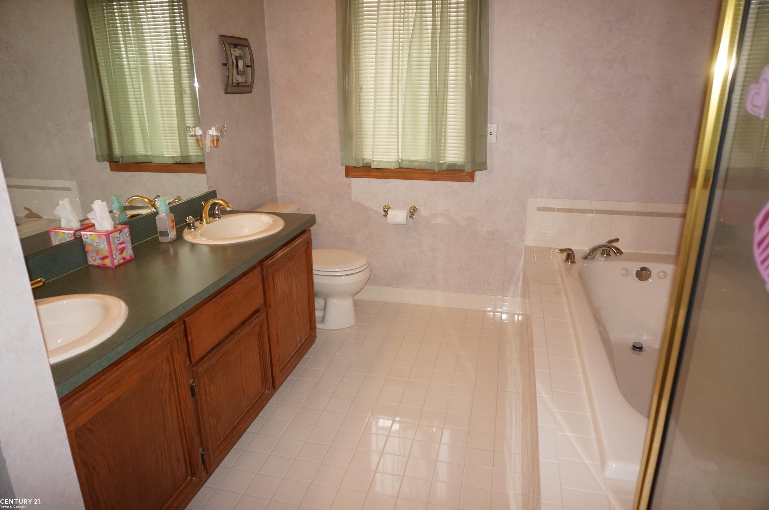 Macomb Twp, Michigan, 48044, United States, 4 Bedrooms Bedrooms, ,4 BathroomsBathrooms,Residential,For Sale,1894299