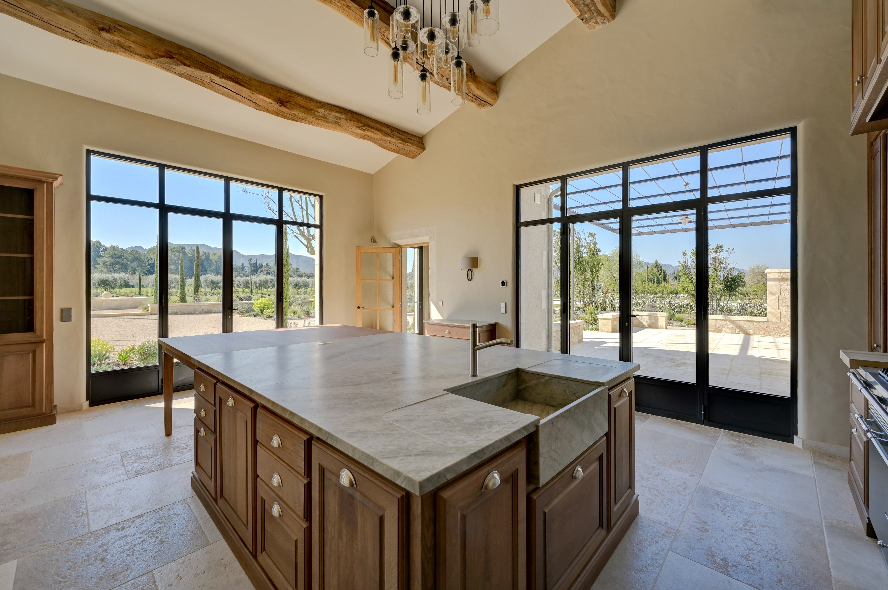  Renovated stone farmhouse with stunning views of the Alpilles, tennis court and… - 物件實景