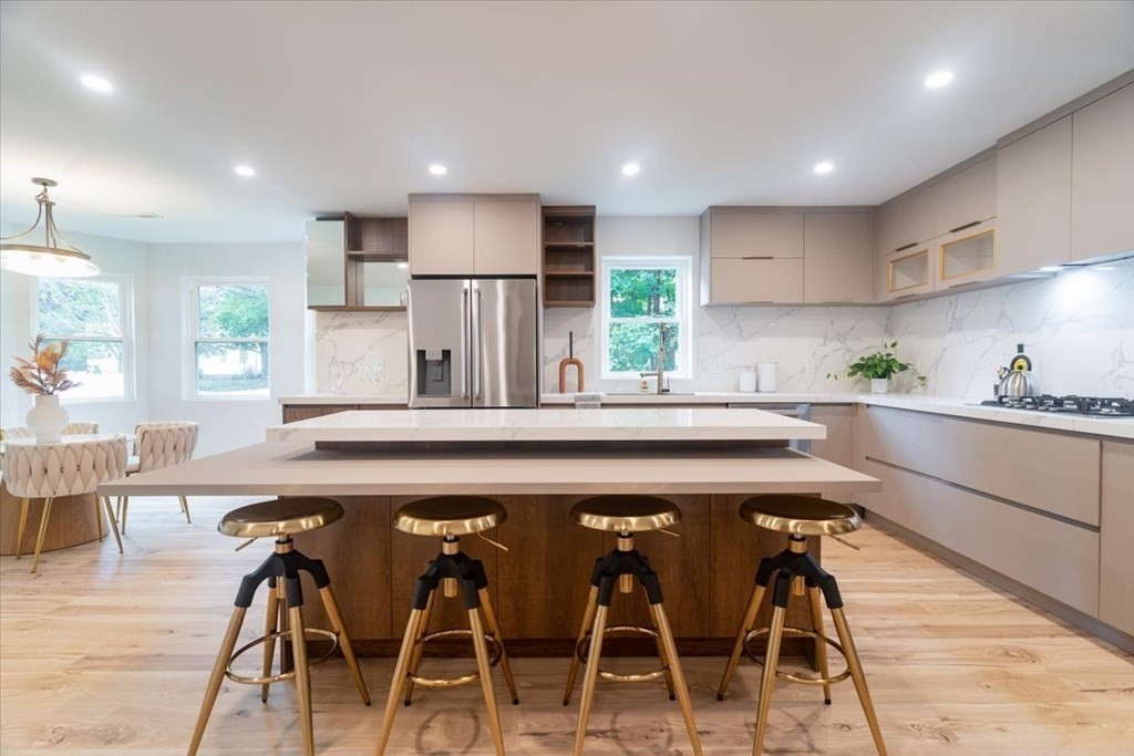 Reading, Massachusetts, 01867, United States, 3 Bedrooms Bedrooms, ,3 BathroomsBathrooms,Residential,For Sale,1880816