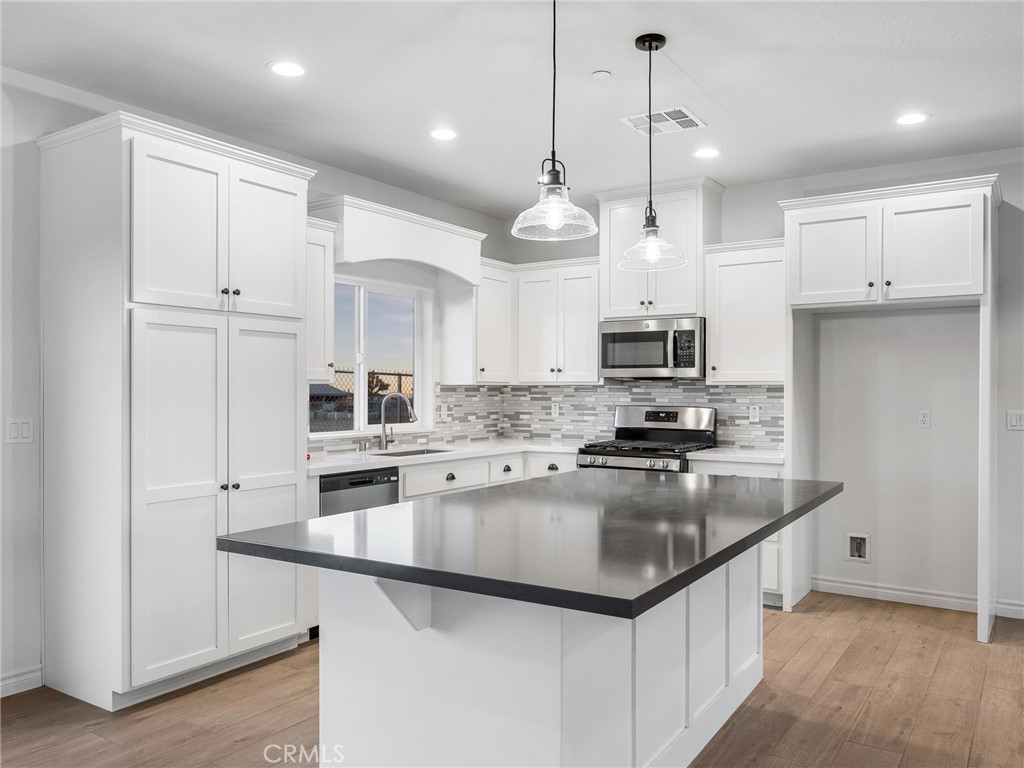 Pinon Hills, California, 92372, United States, 4 Bedrooms Bedrooms, ,3 BathroomsBathrooms,Residential,For Sale,1989561