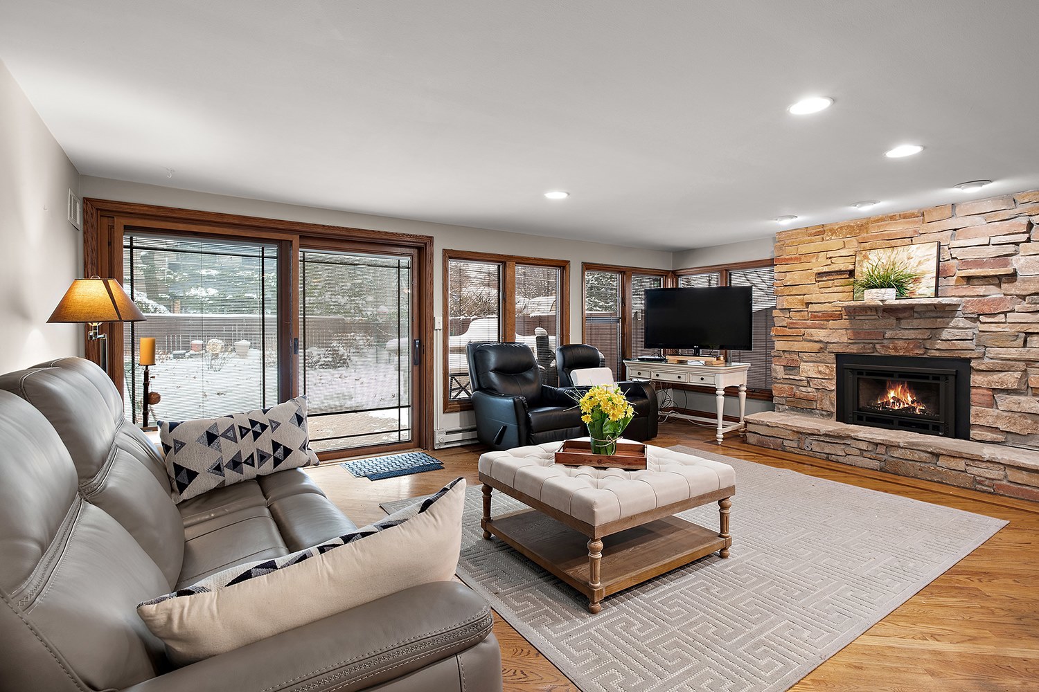 Des Plaines, Illinois, 60016, United States, 3 Bedrooms Bedrooms, ,3 BathroomsBathrooms,Residential,For Sale,2003071