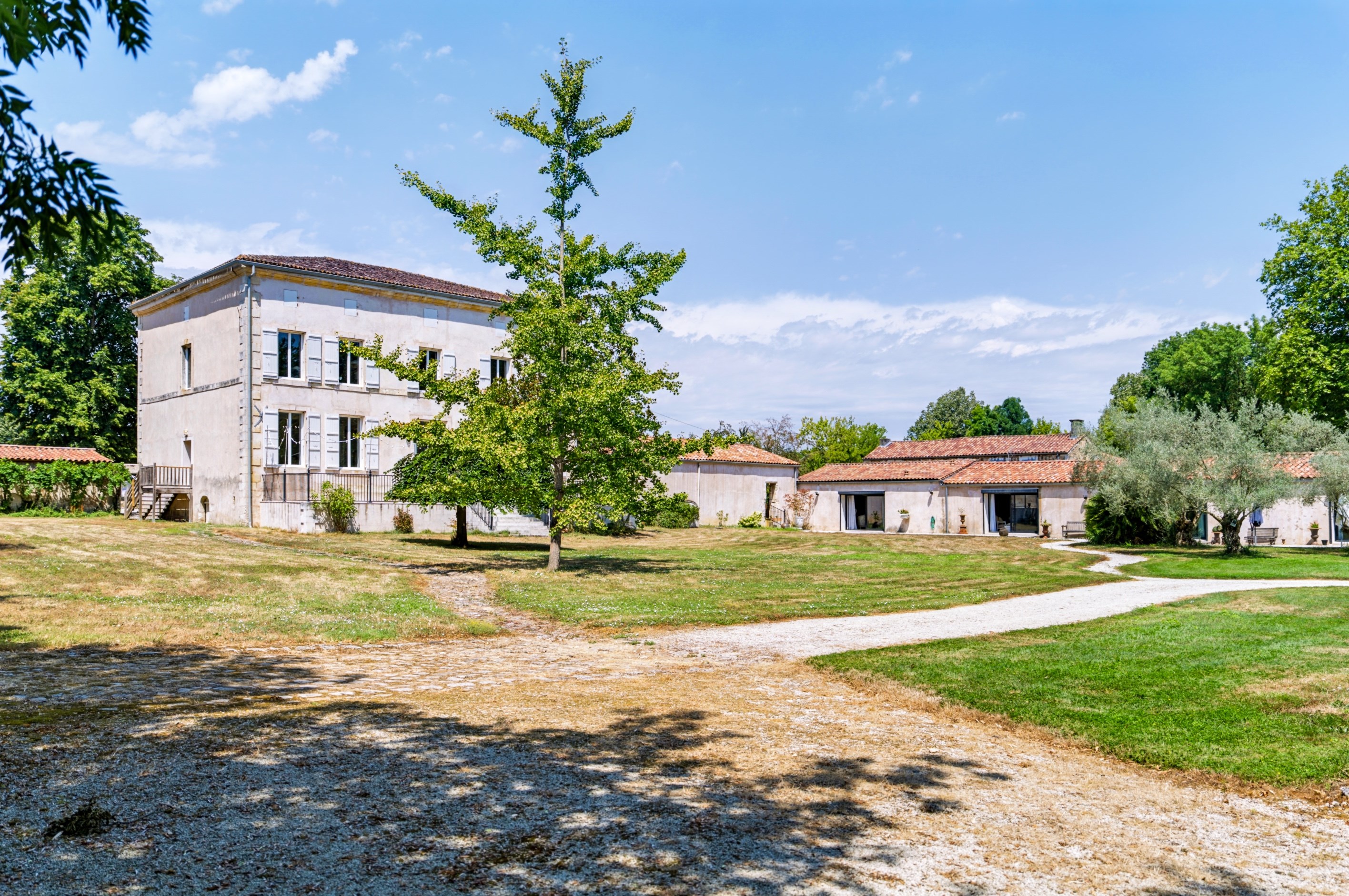  The privilege of a centuries-old estate, the elegance of a refined way of life,… - 物件實景