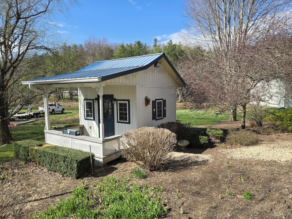 Lansing, North Carolina, 28643, United States, 2 Bedrooms Bedrooms, ,4 BathroomsBathrooms,Residential,For Sale,1914214