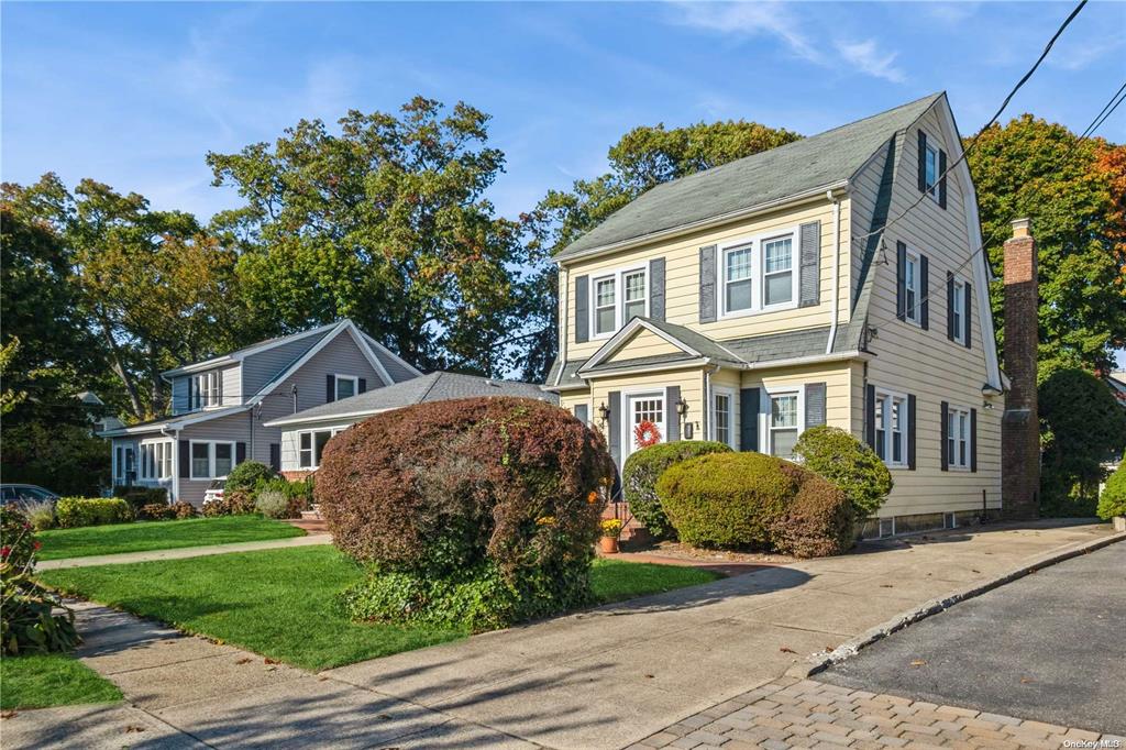 Rockville Centre, New York, 11570, United States, 3 Bedrooms Bedrooms, ,2 BathroomsBathrooms,Residential,For Sale,1937089