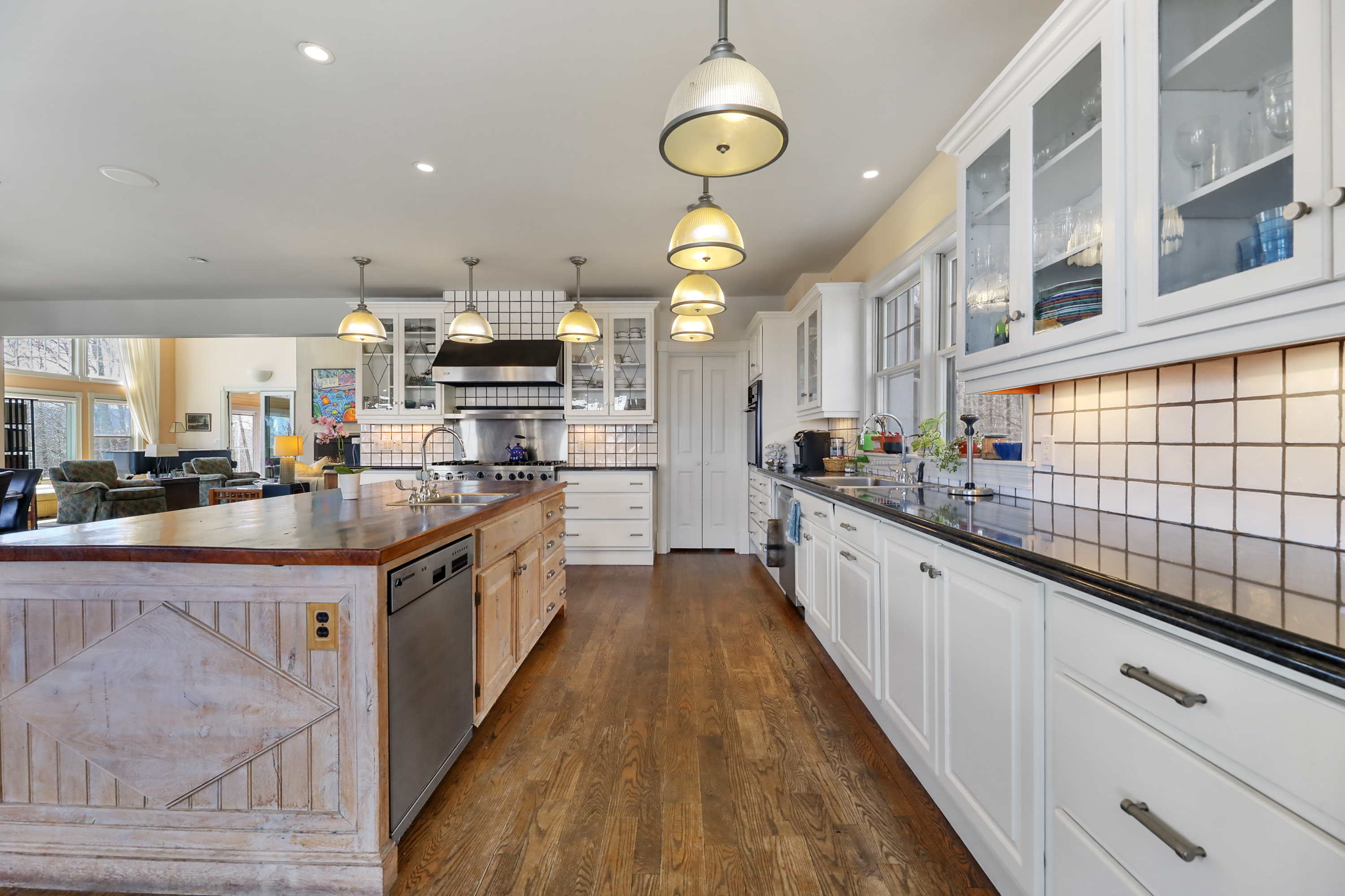  Exquisite Tudor Estate Set on 18+ Breathtaking Acres with Stunning Panoramic Vie - 物件實景