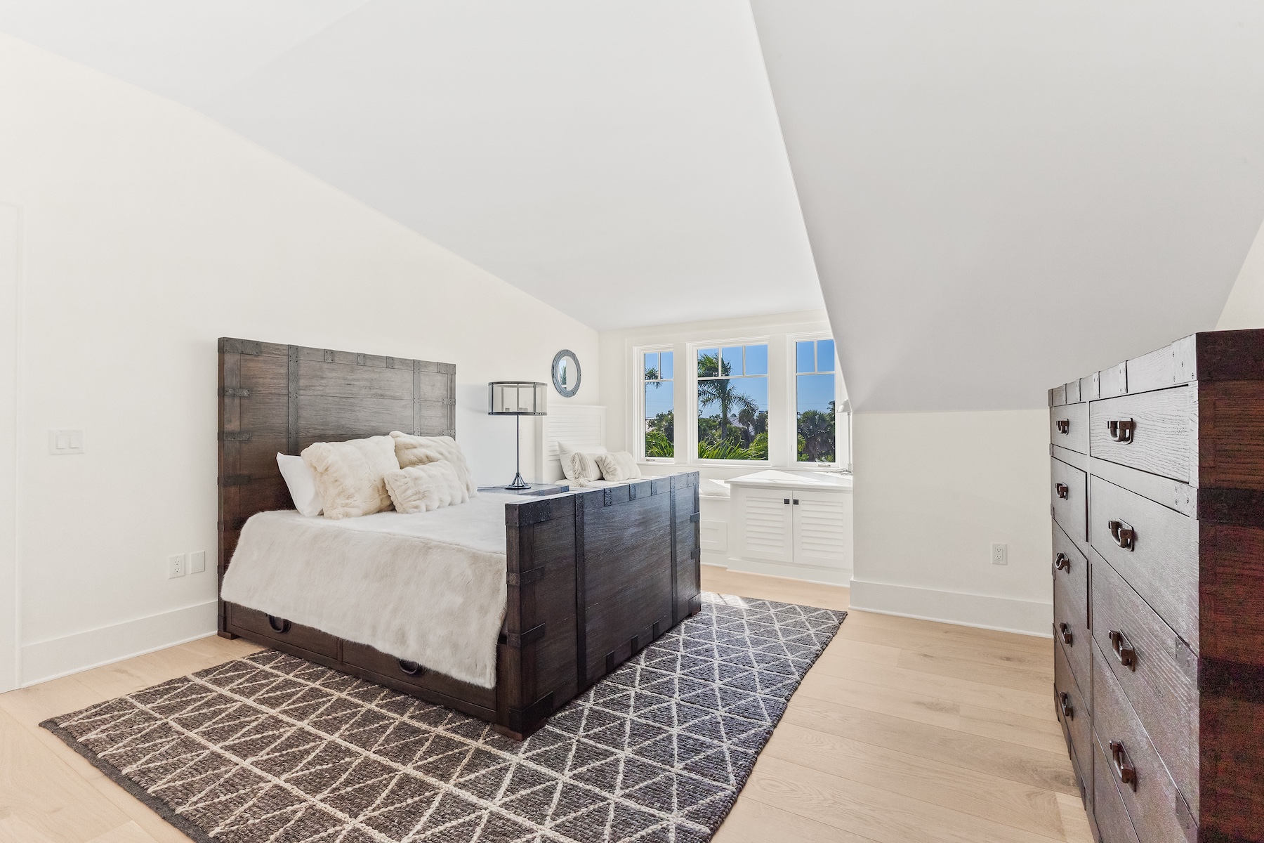  4070 Loomis Avenue - 物件實景
