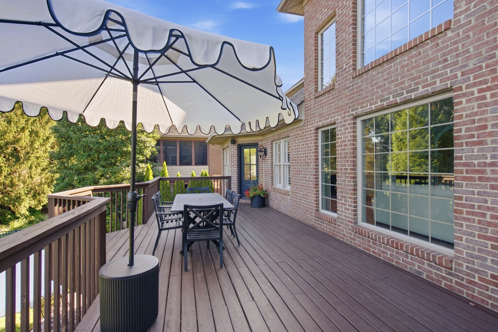  945 Princess Doreen Drive - 物件實景