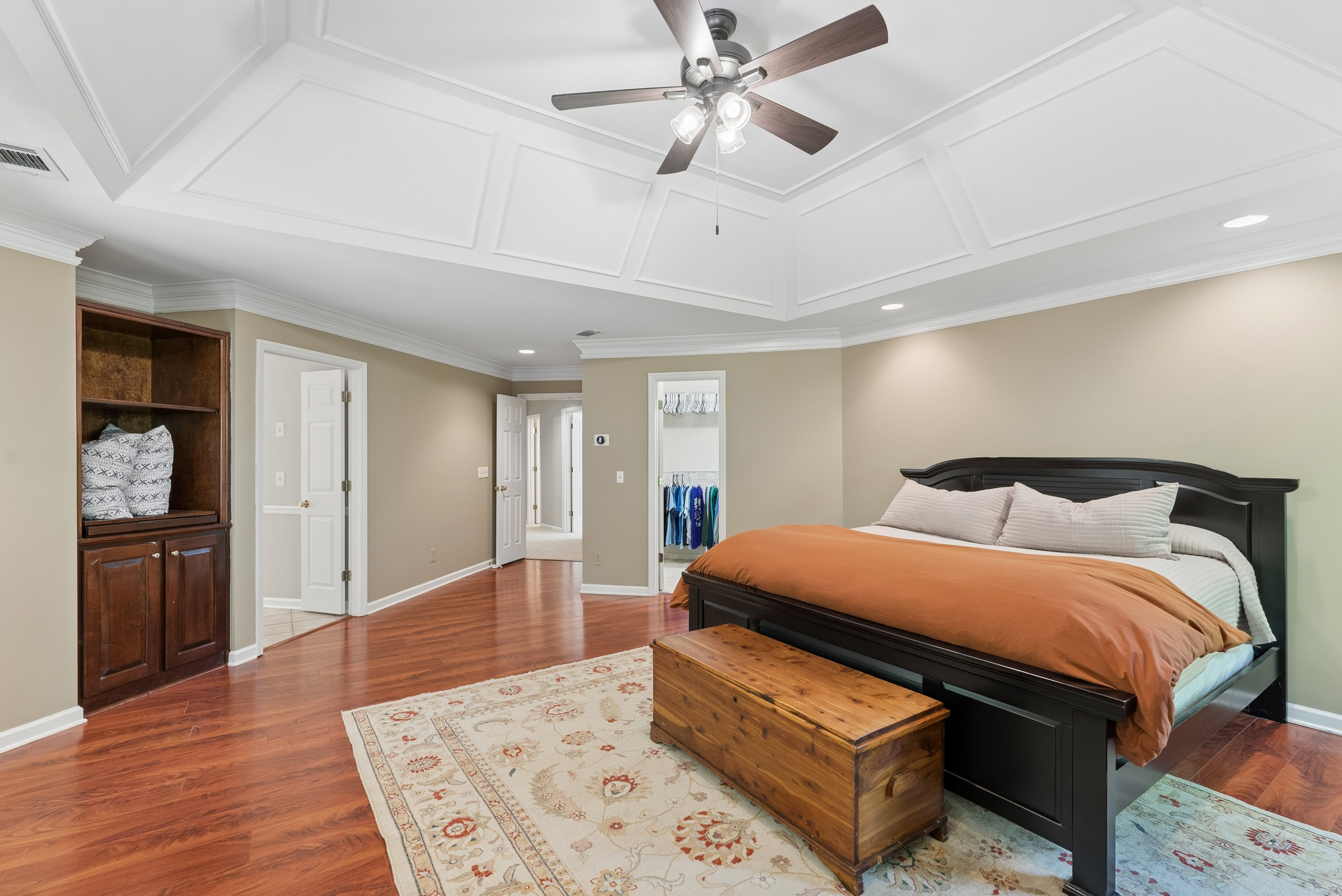  Stately Brick-front Home Offers Timeless Curb Appeal - 物件實景