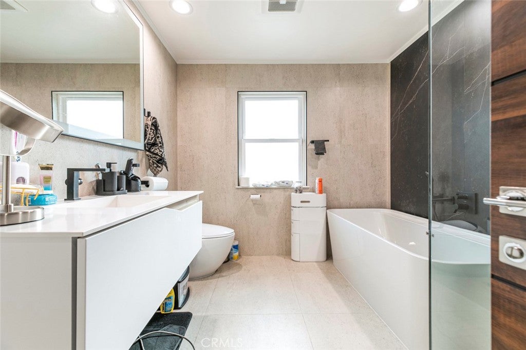 Glendale, California, 91201, United States, 4 Bedrooms Bedrooms, ,5 BathroomsBathrooms,Residential,For Sale,1969452