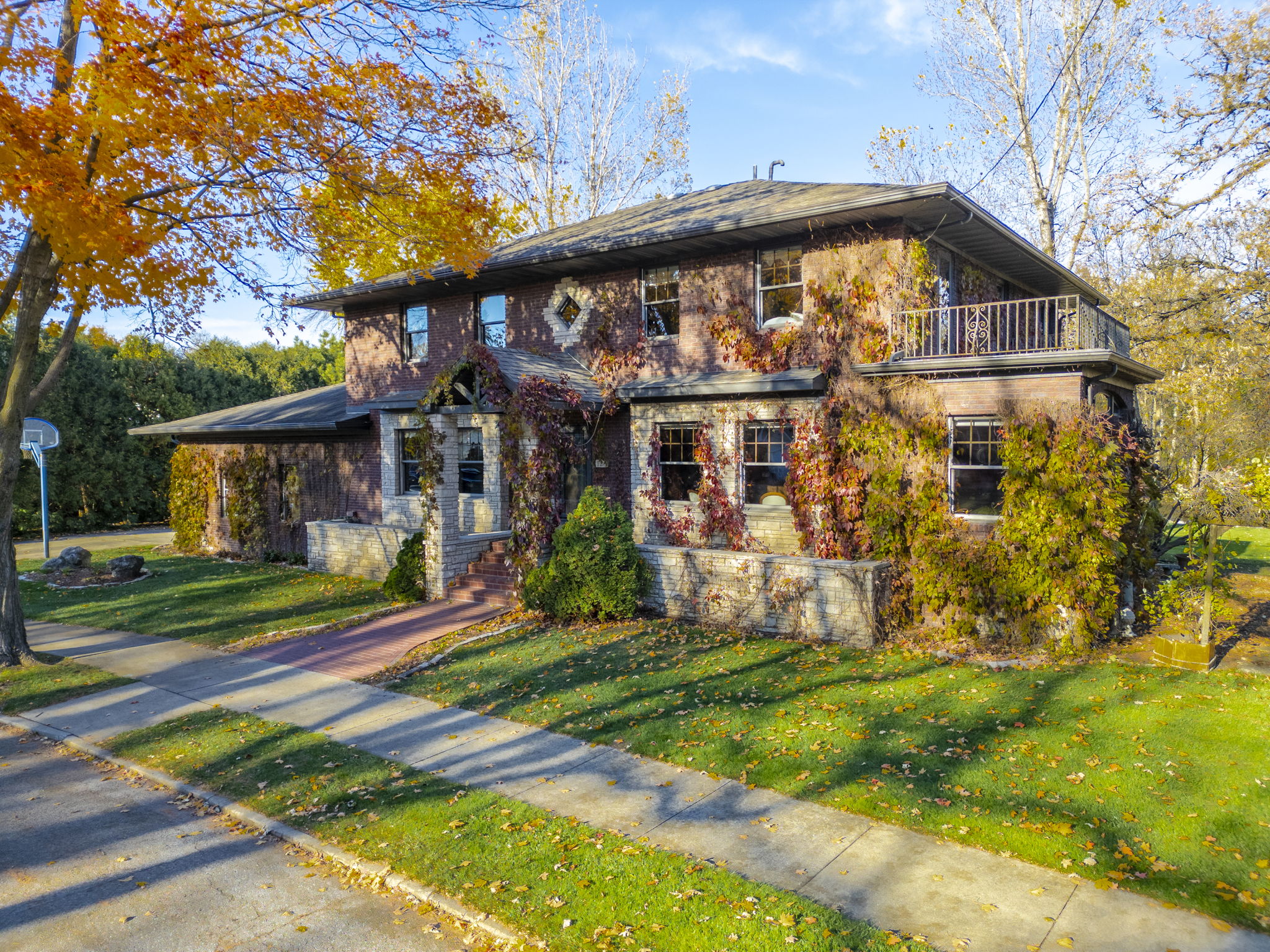 Mason City, Iowa, 50401, United States, 5 Bedrooms Bedrooms, ,3 BathroomsBathrooms,Residential,For Sale,1974101