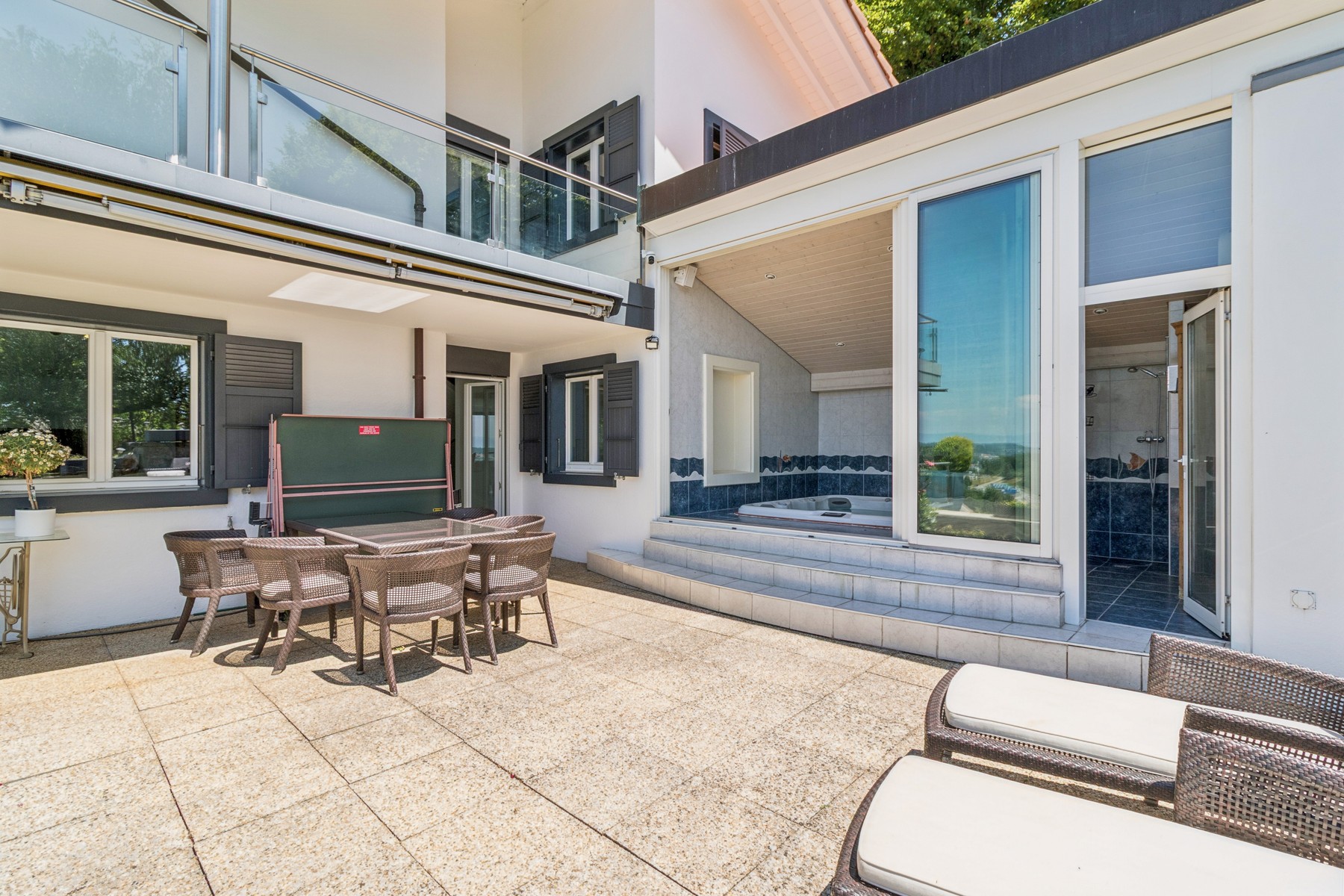  A property nestled between the sky, the lake, and the vineyards, offering an exc - 物件實景