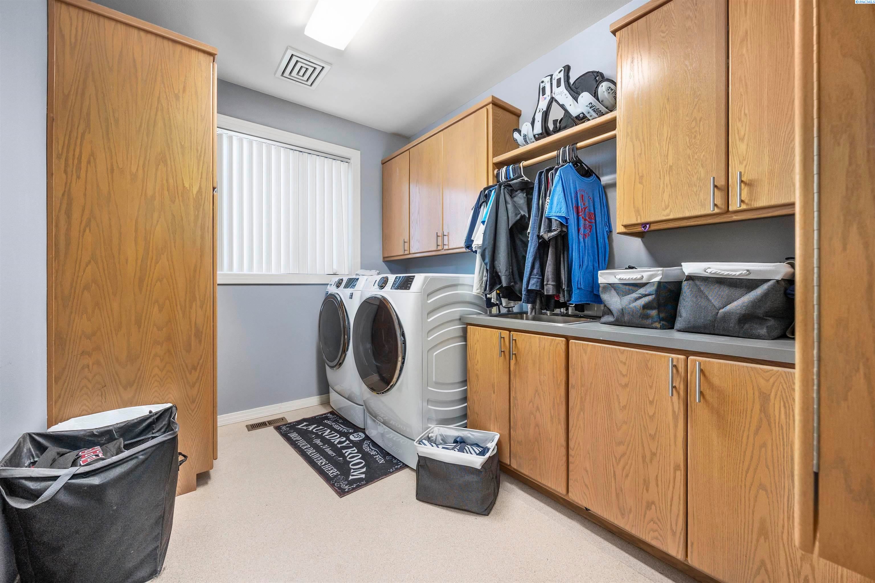 Kennewick, Washington, 99337, United States, 6 Bedrooms Bedrooms, ,4 BathroomsBathrooms,Residential,For Sale,1979182