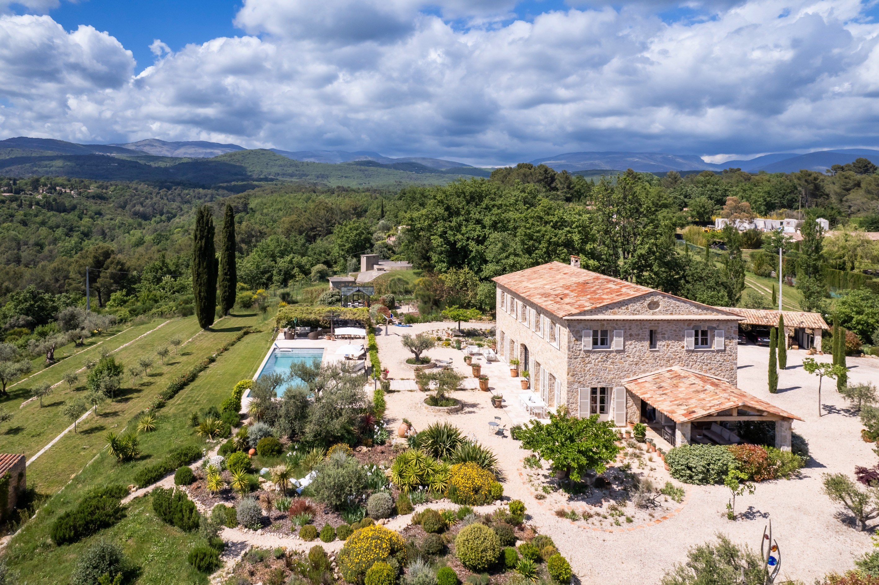 Exquisite stone bastide with panoramic views near Terre Blanche golf in Tourret… - 物件實景