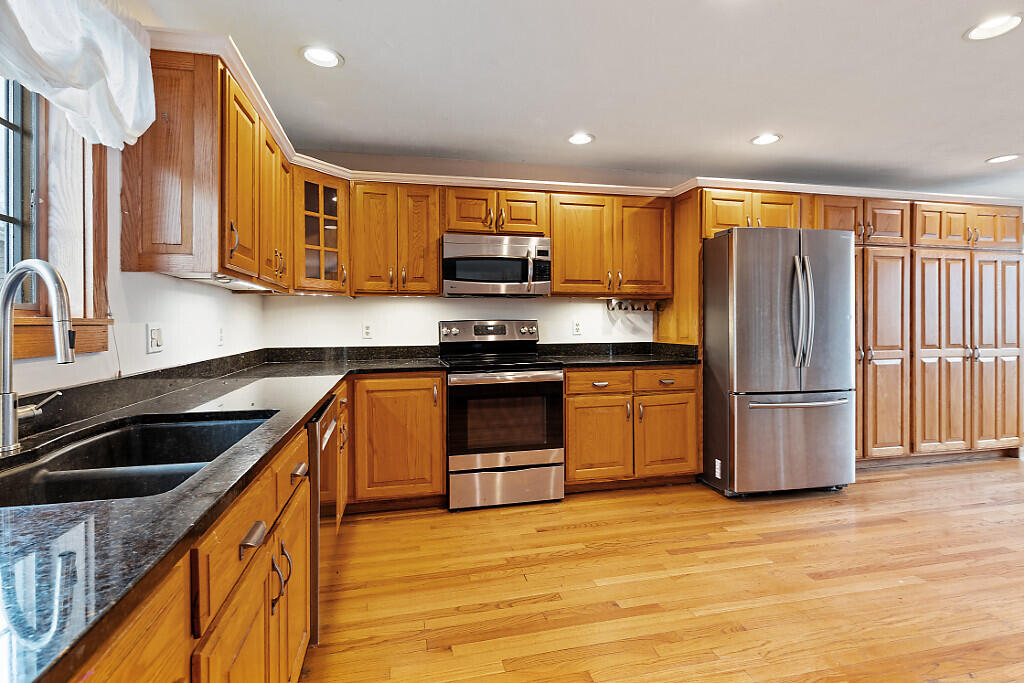 China, Maine, 04358, United States, 6 Bedrooms Bedrooms, ,3 BathroomsBathrooms,Residential,For Sale,1898689