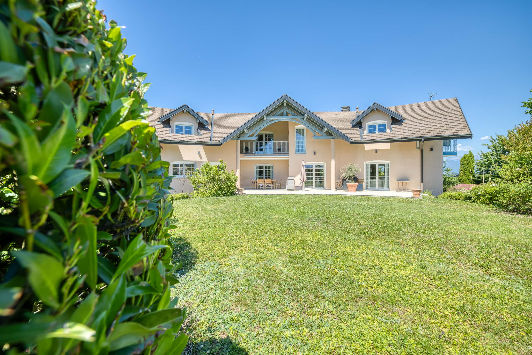  Nestled between lake and mountains, an outstanding family estate with swimming … - 物件實景