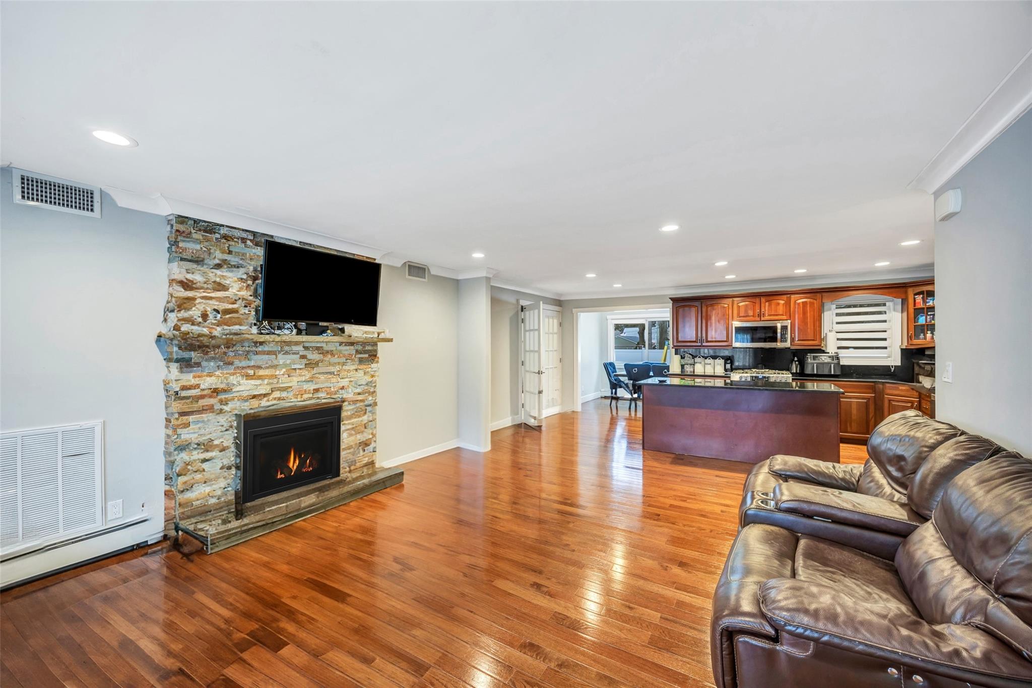 Lindenhurst, New York, 11757, United States, 5 Bedrooms Bedrooms, ,3 BathroomsBathrooms,Residential,For Sale,1707777