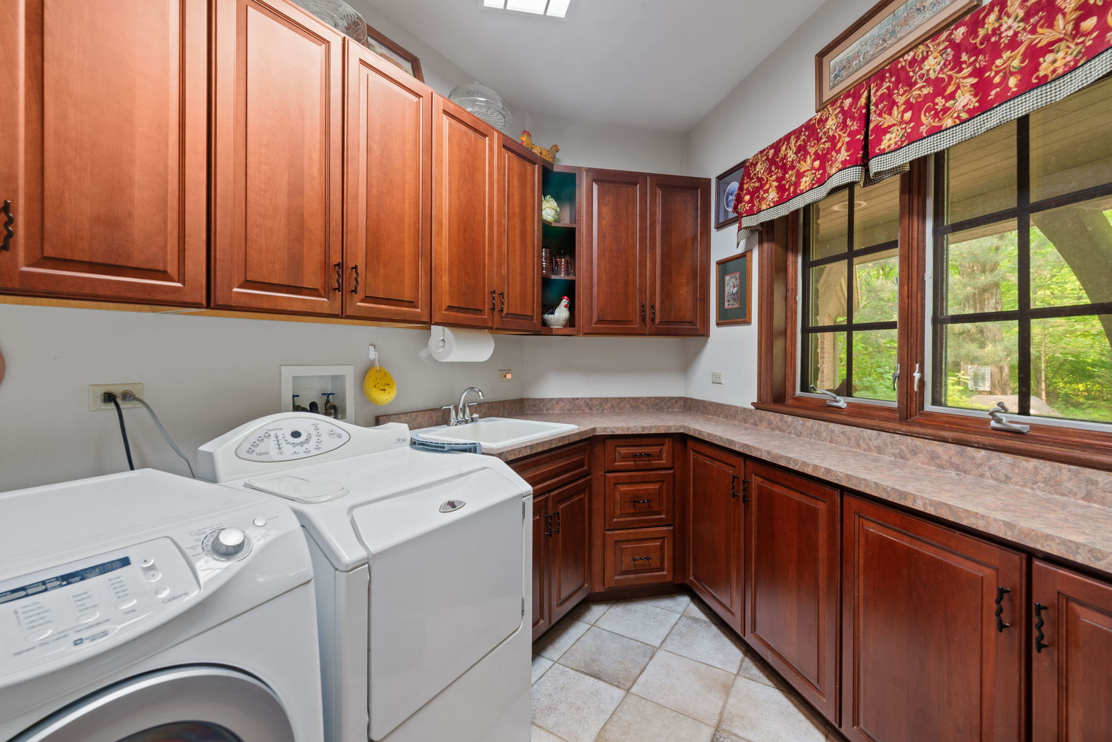 St. Charles, Illinois, 60175, United States, 4 Bedrooms Bedrooms, ,5 BathroomsBathrooms,Residential,For Sale,1848567