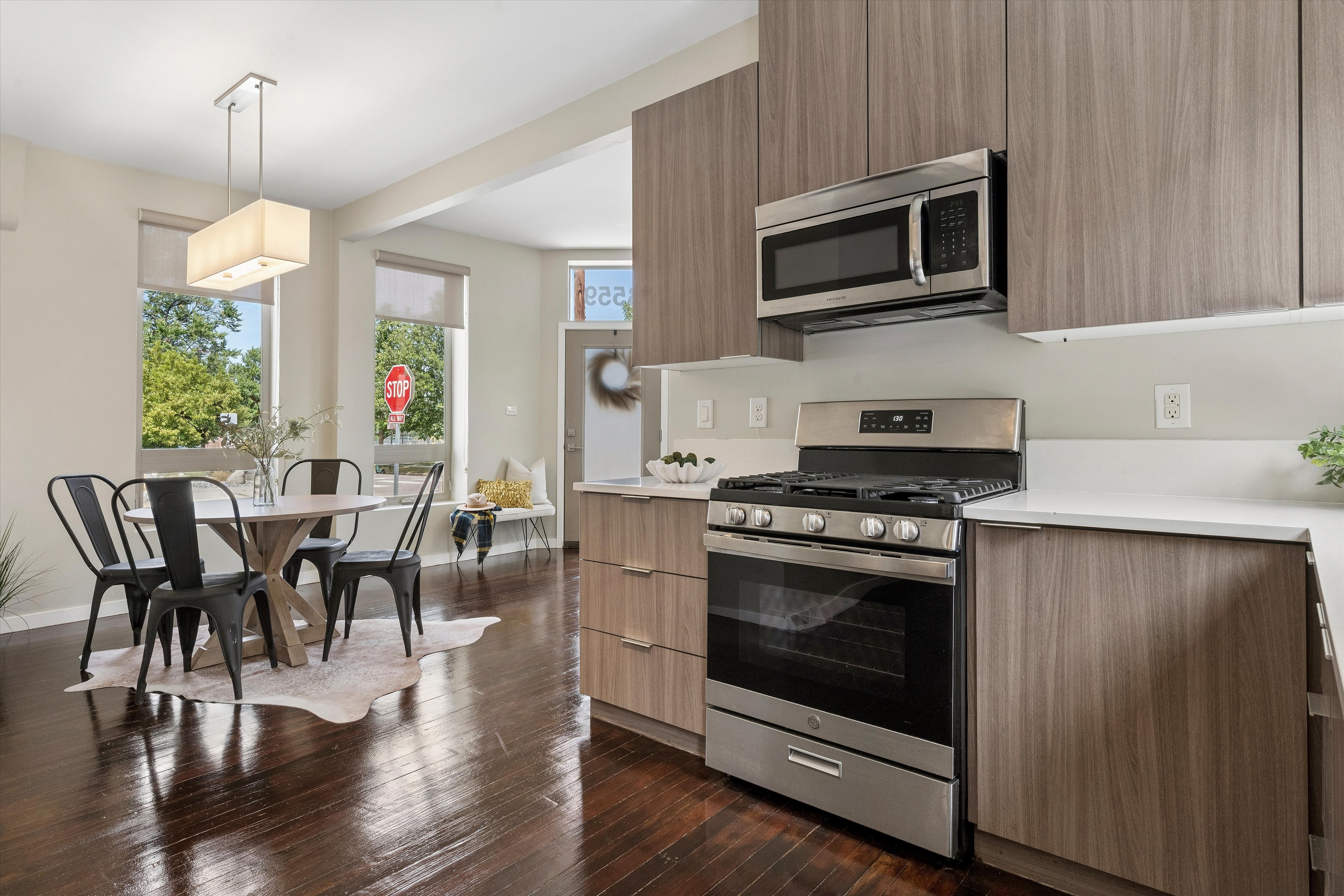  Beautifully updated residence, timeless architectural character & modern comfort - 物件實景
