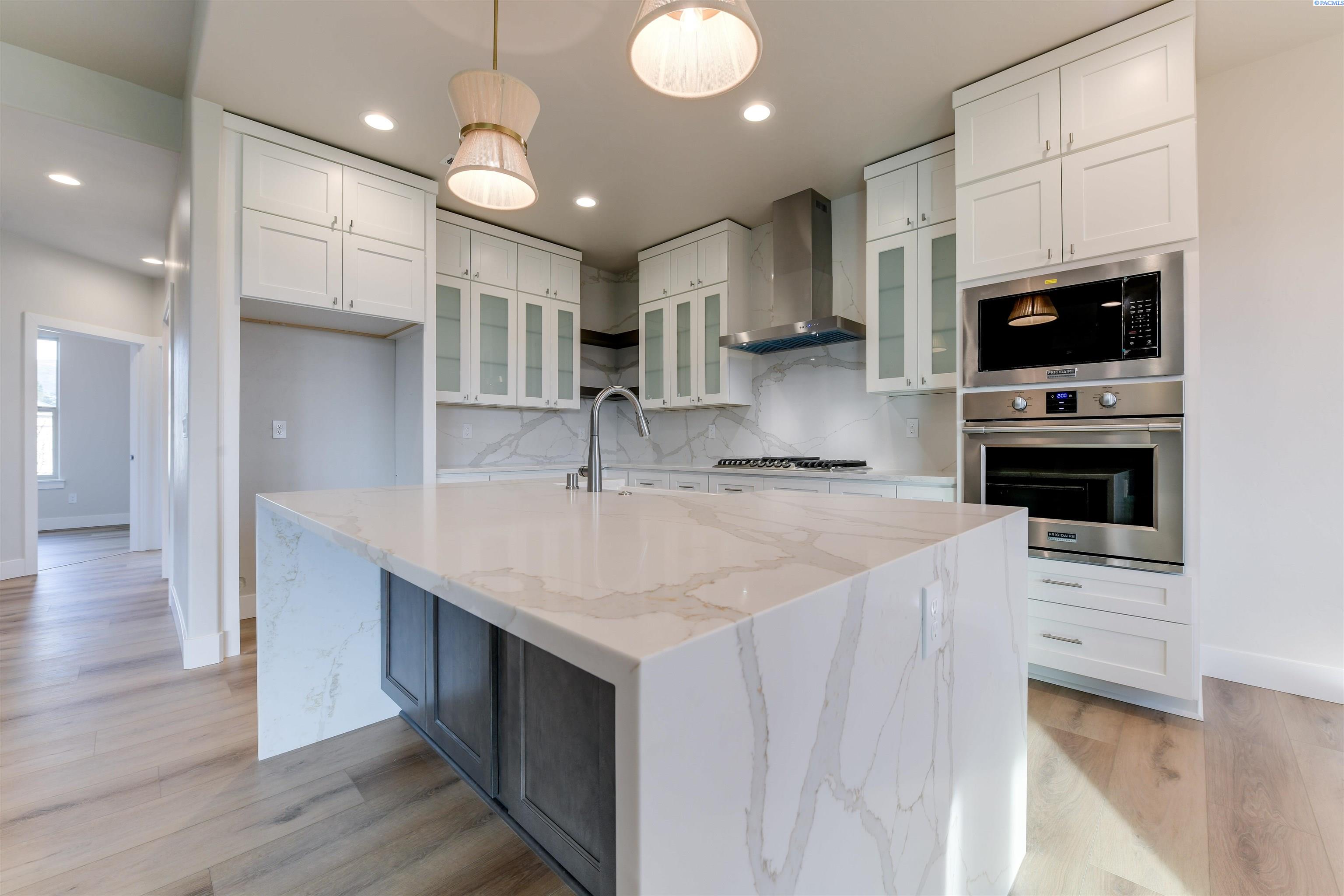 Richland, Washington, 99352, United States, 3 Bedrooms Bedrooms, ,2 BathroomsBathrooms,Residential,For Sale,1898380