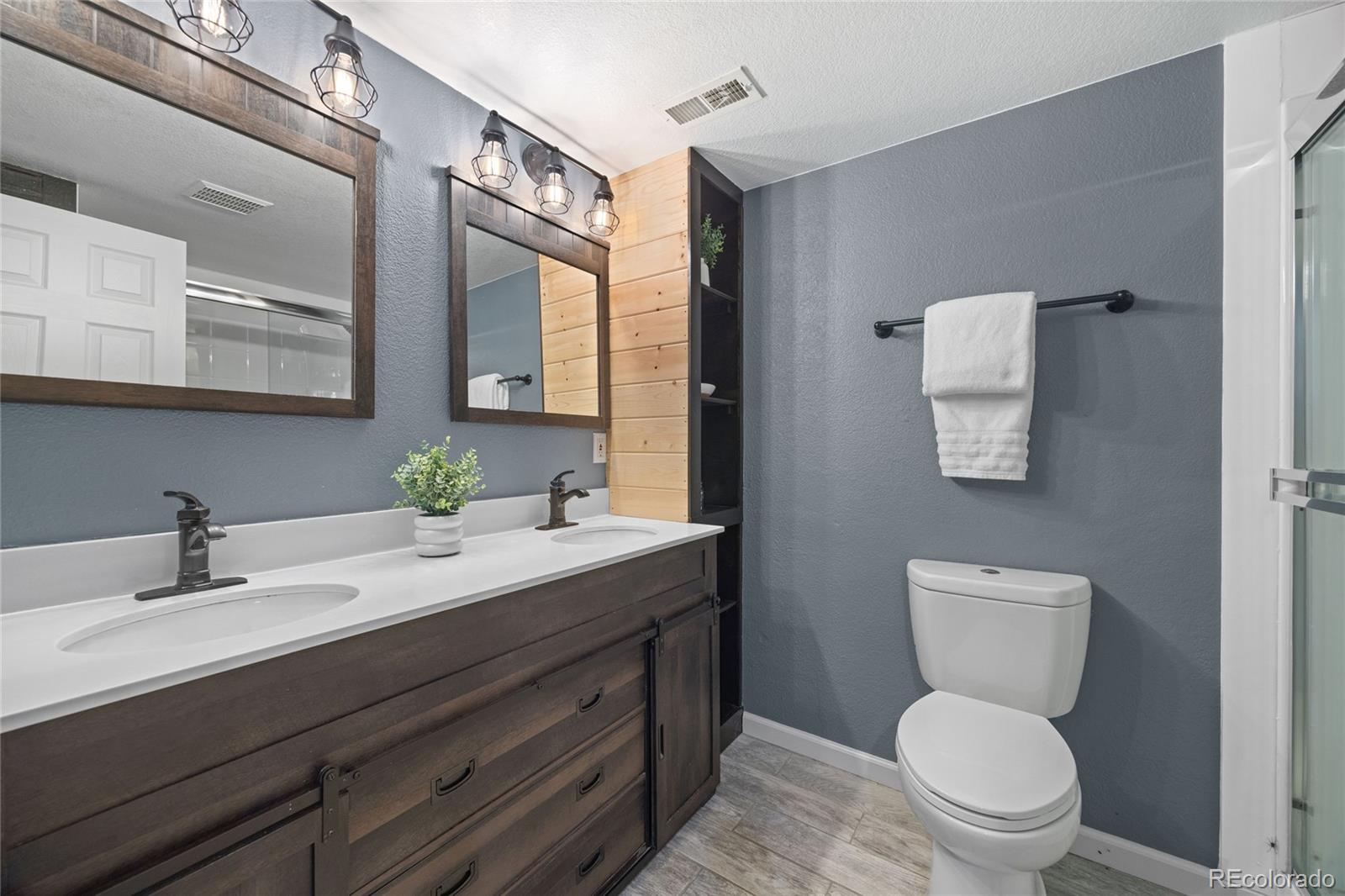 Littleton, Colorado, 80125, United States, 4 Bedrooms Bedrooms, ,1 BathroomBathrooms,Residential,For Sale,1958301
