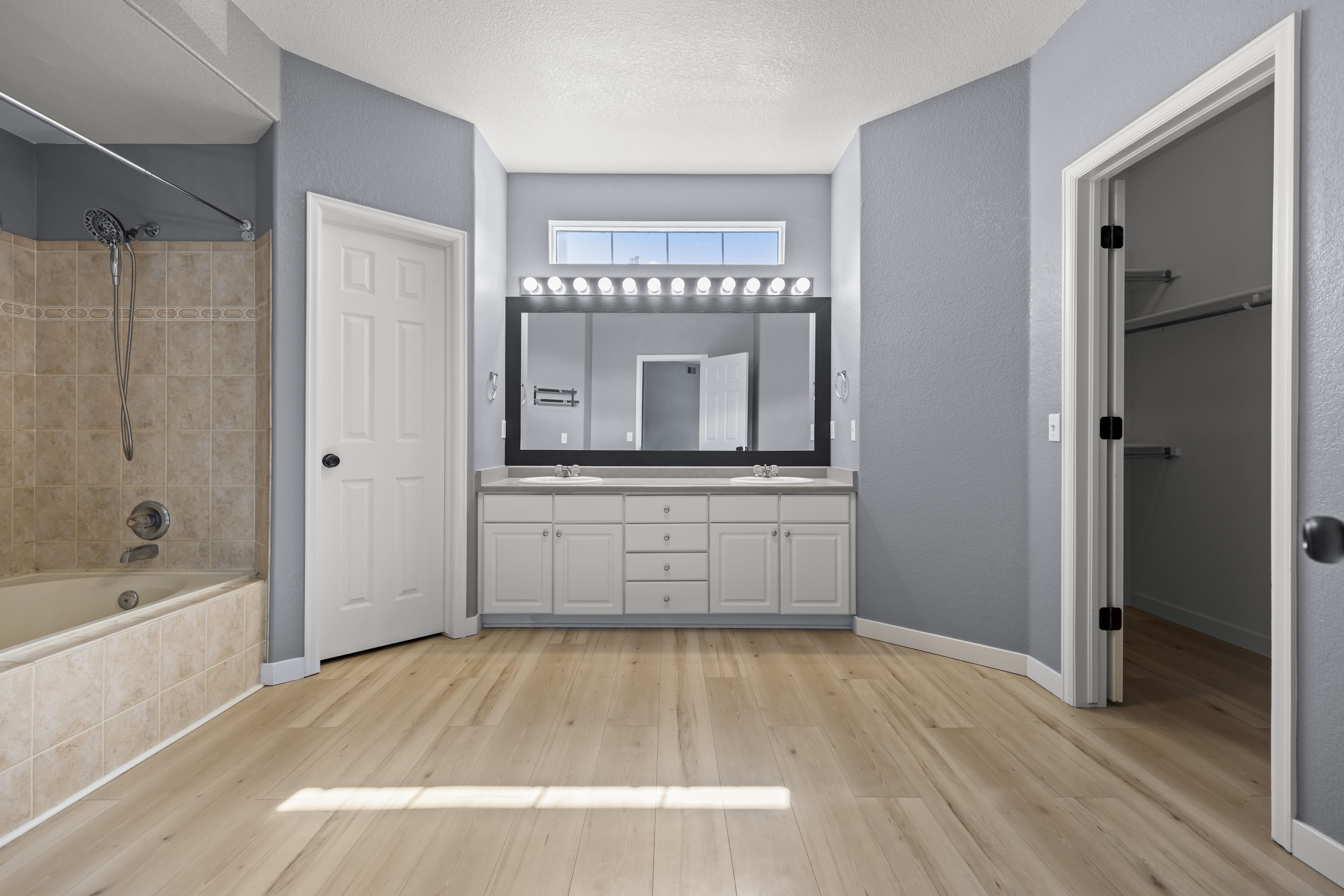  Expansive water views and a light-filled interior create a truly unique setting - 物件實景