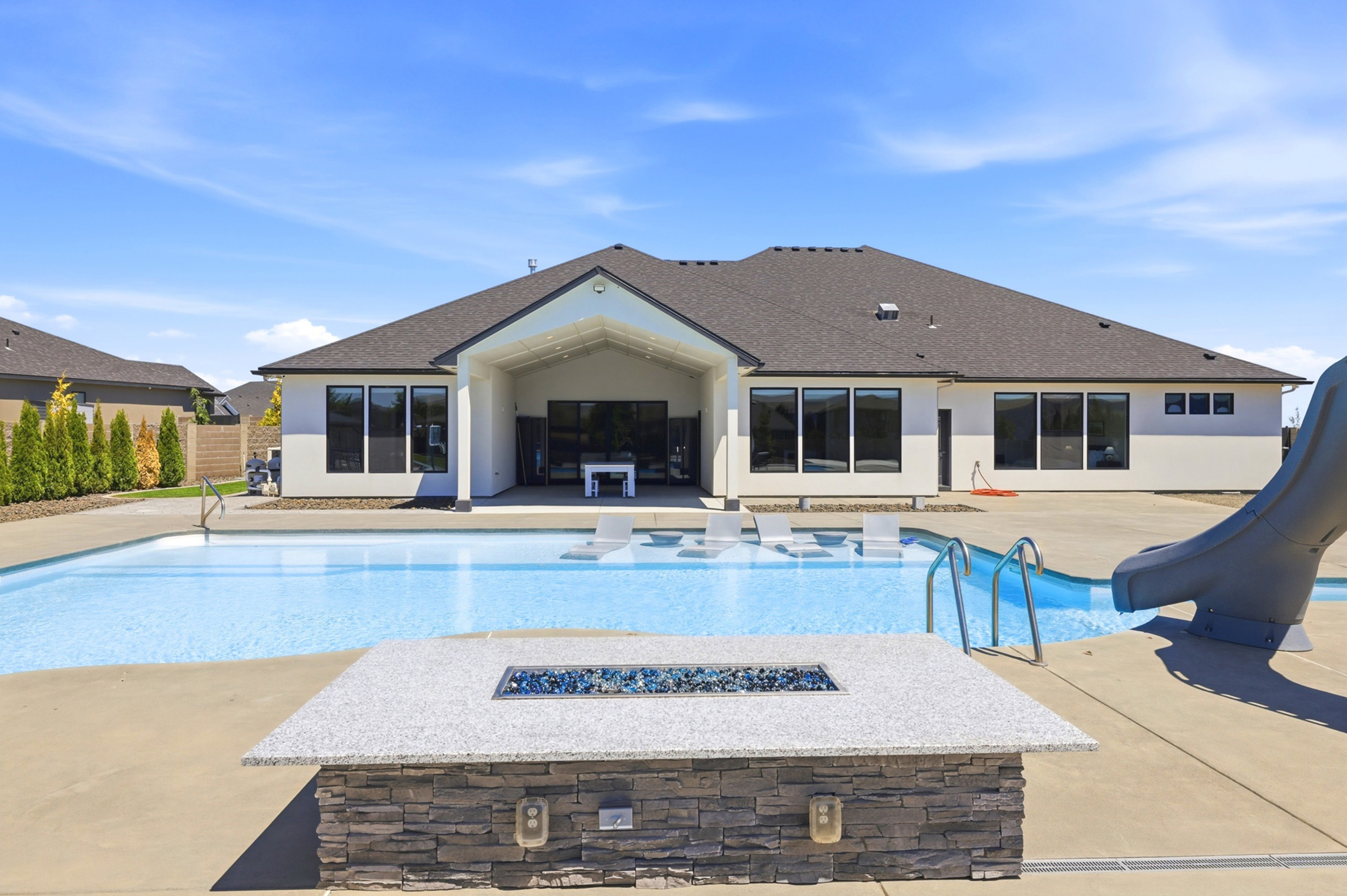  1 acre, room for shop, large pool with lazy river - 物件實景