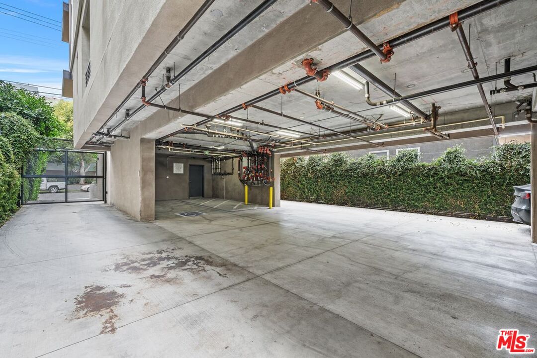 Los Angeles, California, 90025, United States, 9 Bedrooms Bedrooms, ,Residential,For Sale,1940770