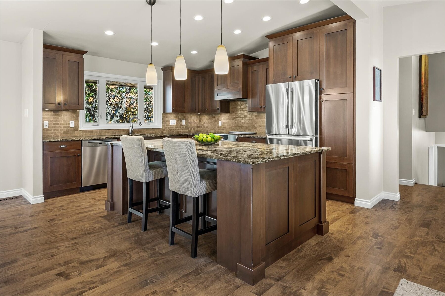  6526 Laurentian Way SW - 物件實景