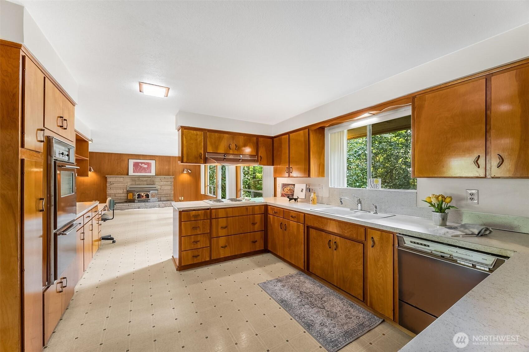 TACOMA, Washington, 98443, United States, 4 Bedrooms Bedrooms, ,3 BathroomsBathrooms,Residential,For Sale,1896165
