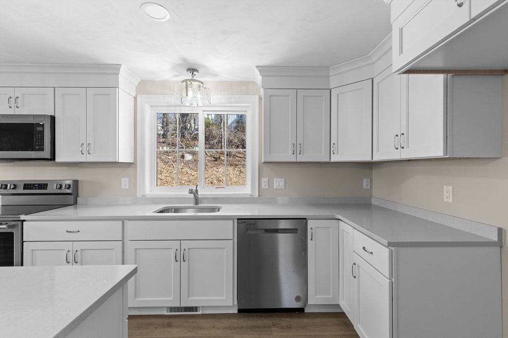 Plymouth, Massachusetts, 02360, United States, 3 Bedrooms Bedrooms, ,4 BathroomsBathrooms,Residential,For Sale,2049050