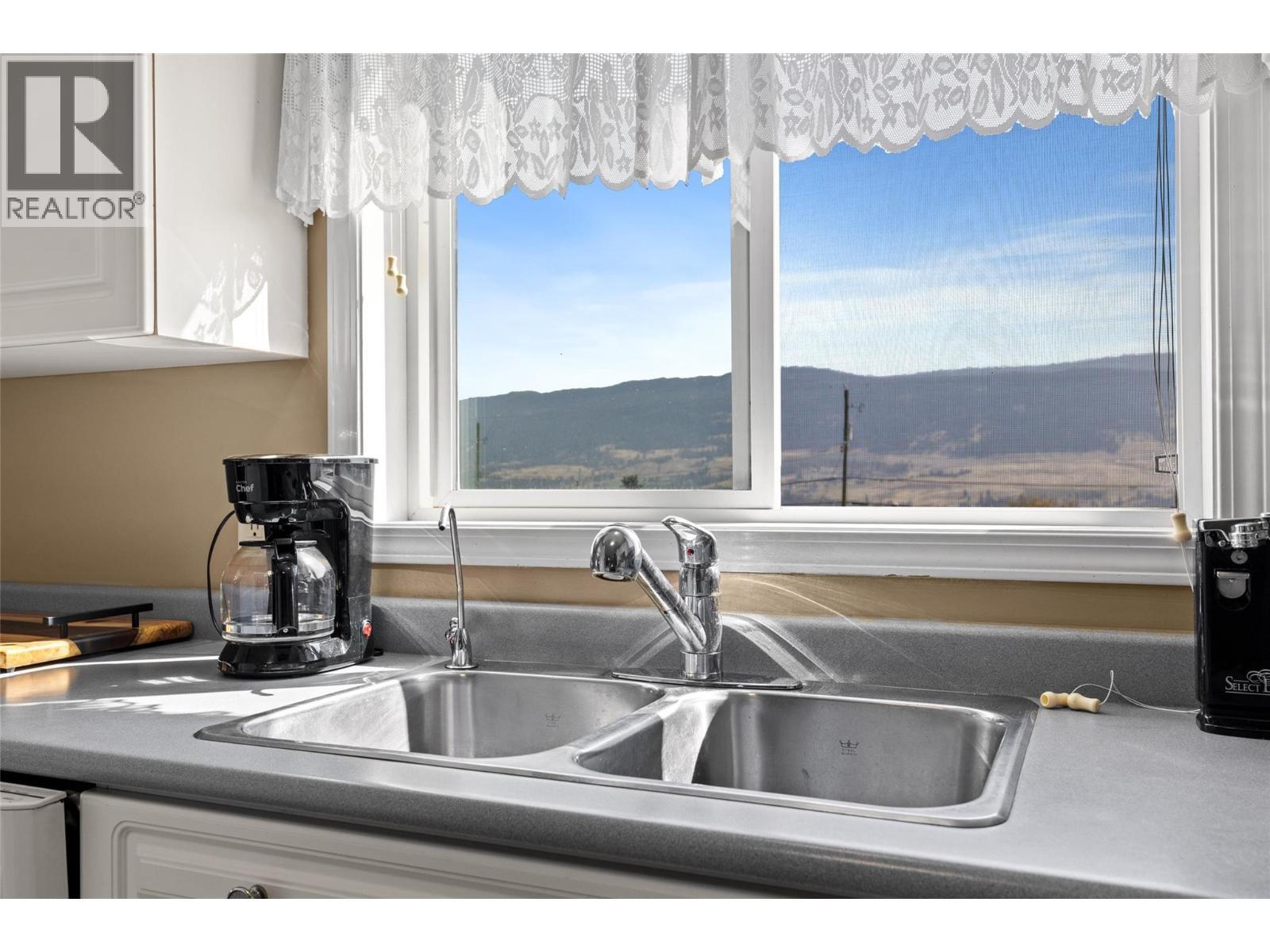 LAKE COUNTRY, British Columbia, V4V 1J1, CA, 5 Bedrooms Bedrooms, ,3 BathroomsBathrooms,Residential,For Sale,1950737