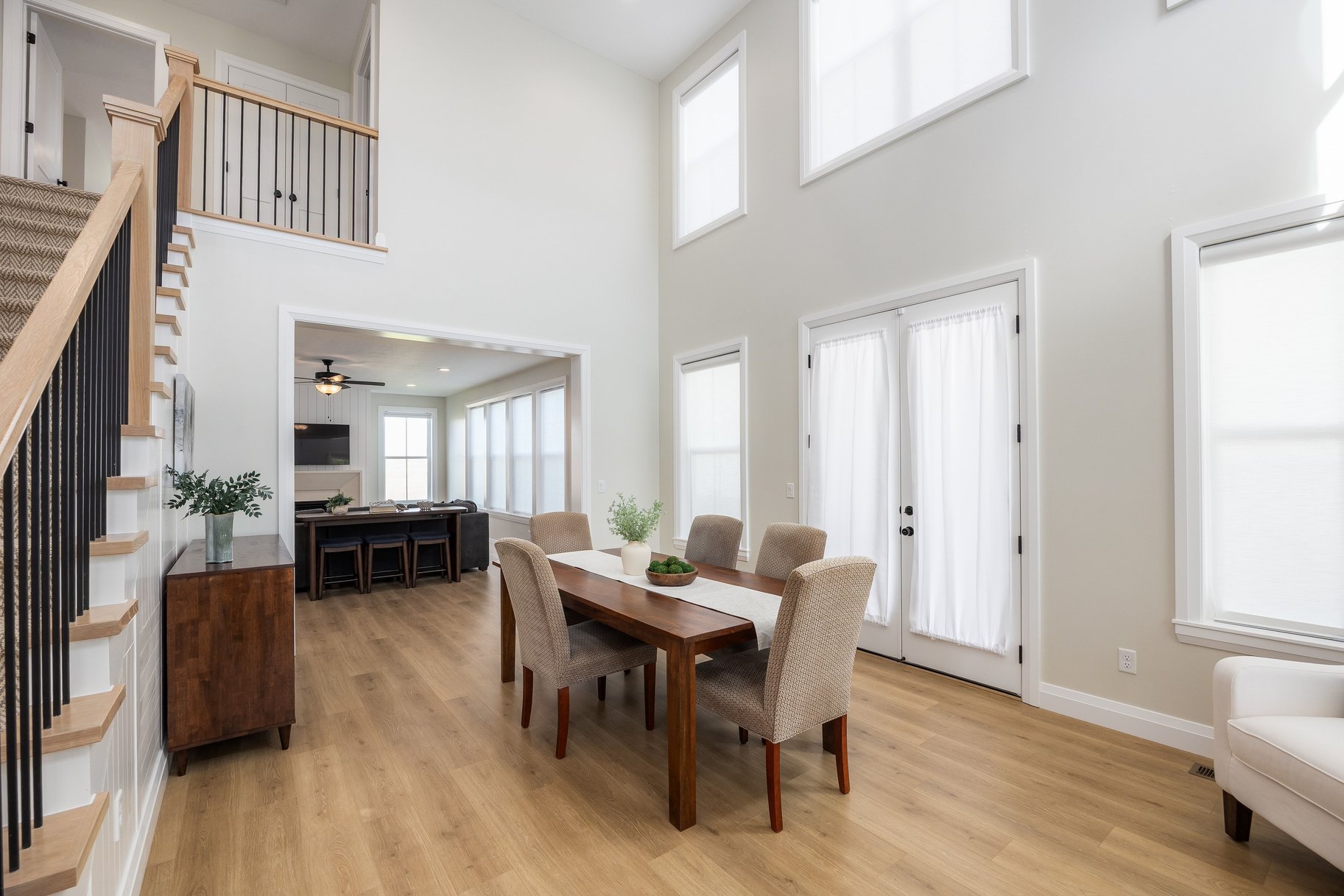  Impeccably Maintained Home with Mountain Views & Four-Car Garage - 物件實景