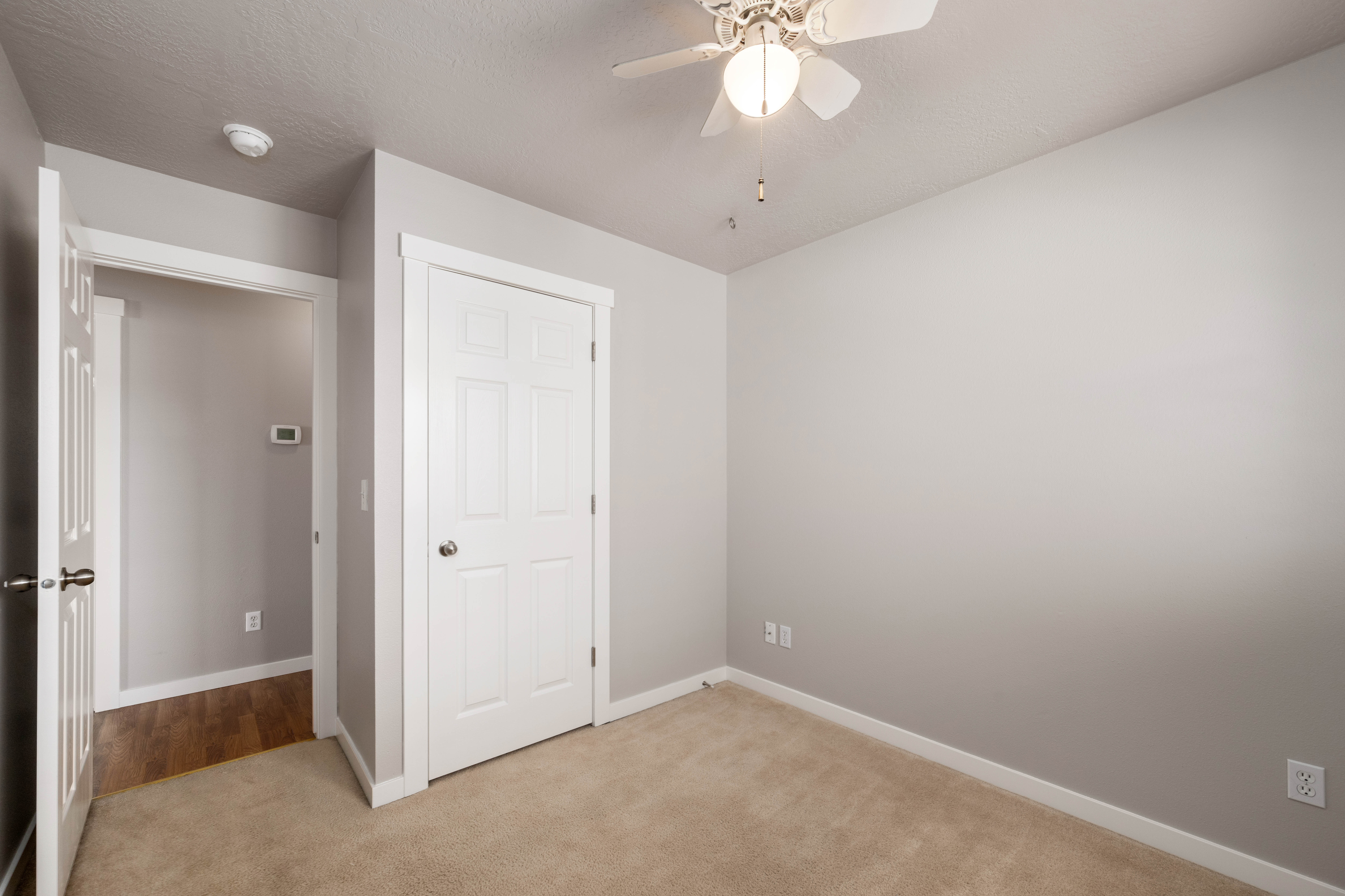  Fresh Paint and BRAND NEW ROOF - 物件實景