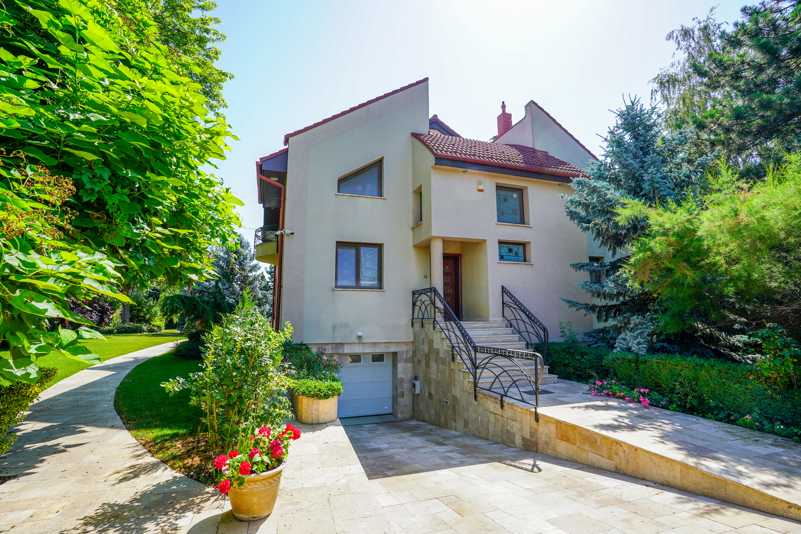  Secluded Villa with Expansive Garden & Pool in Corbeanca - 物件實景