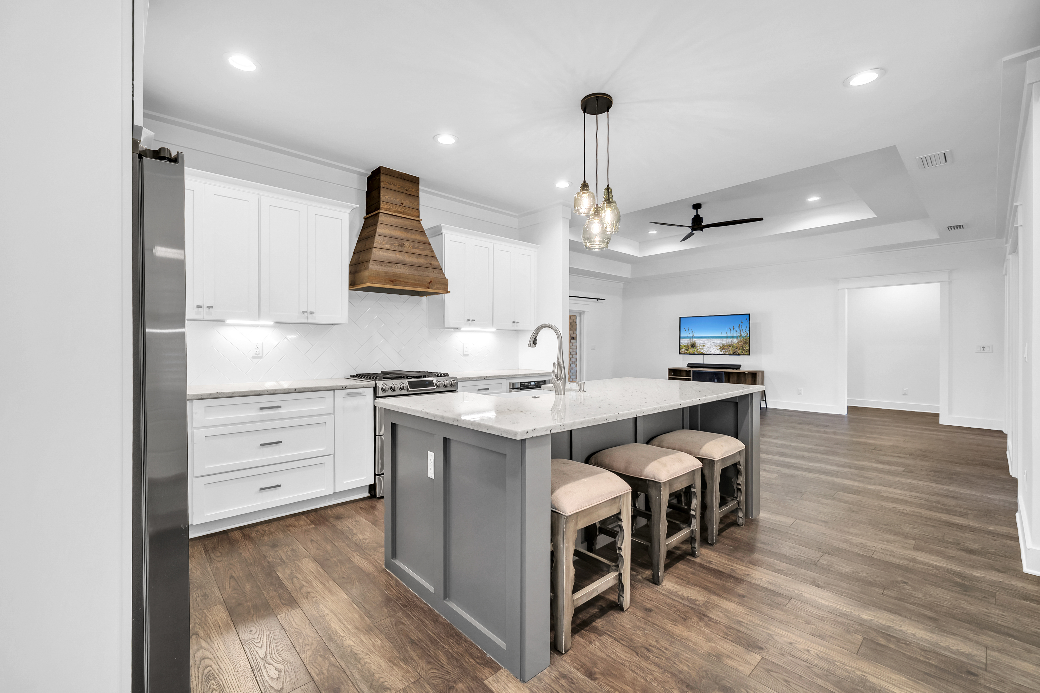 Move-In Ready Brick Home with Spacious Fenced Backyard Near the Bay - 物件實景
