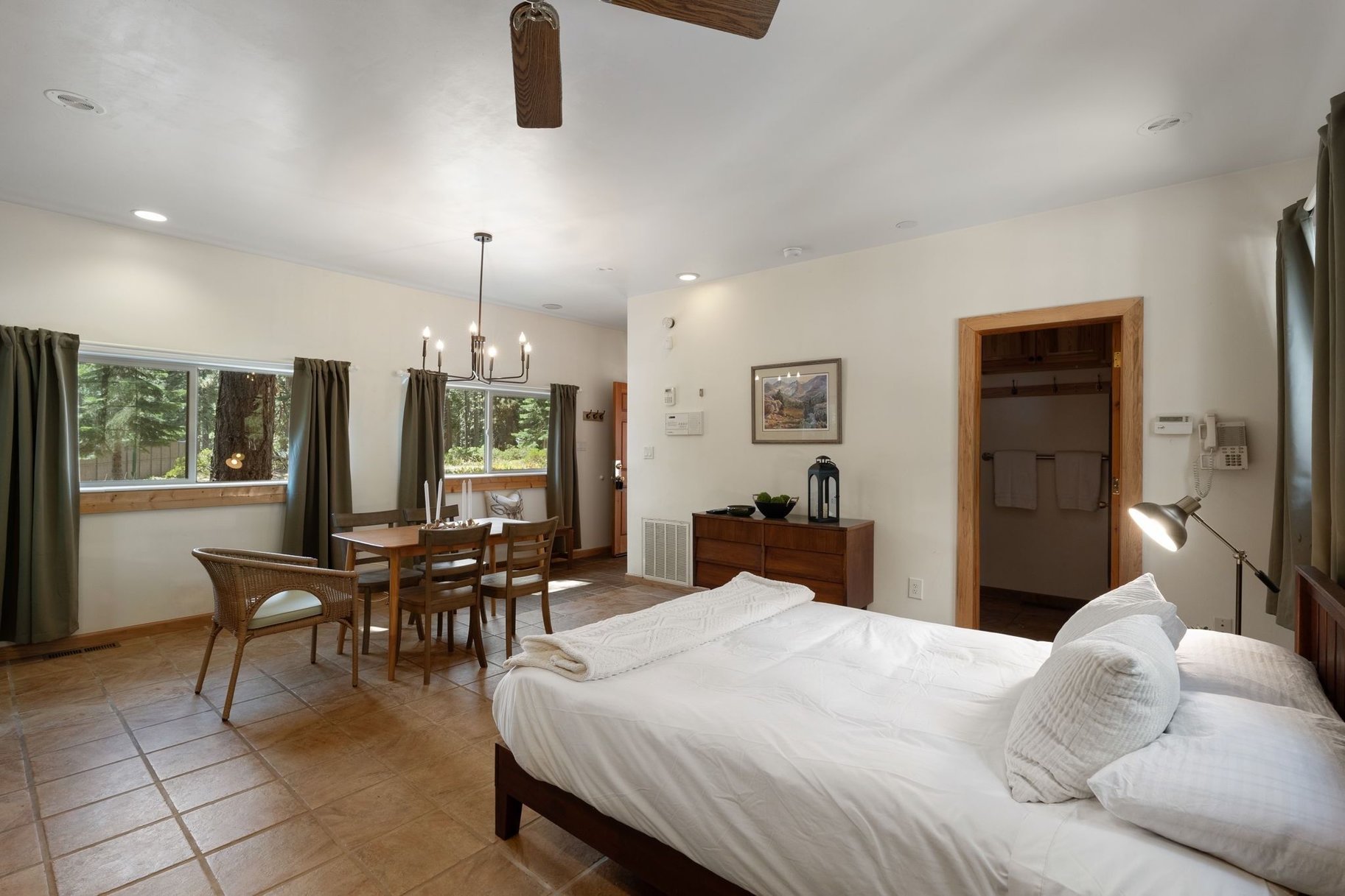  West Shore Gem - An Authentic Pineland Chalet with Detached Garage + Studio - 物件實景