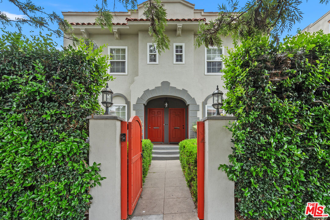 Los Angeles, California, 90019, United States, 6 Bedrooms Bedrooms, ,Residential,For Sale,1908523