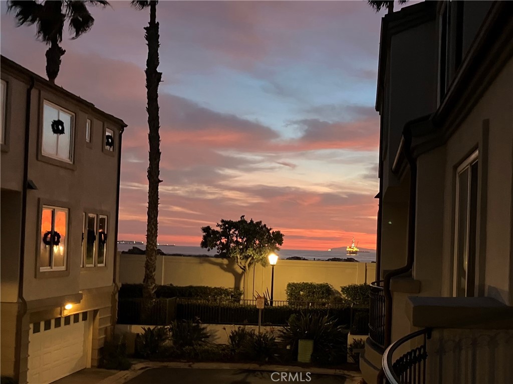 Huntington Beach, California, 92648, United States, 2 Bedrooms Bedrooms, ,3 BathroomsBathrooms,Residential,For Sale,1992033